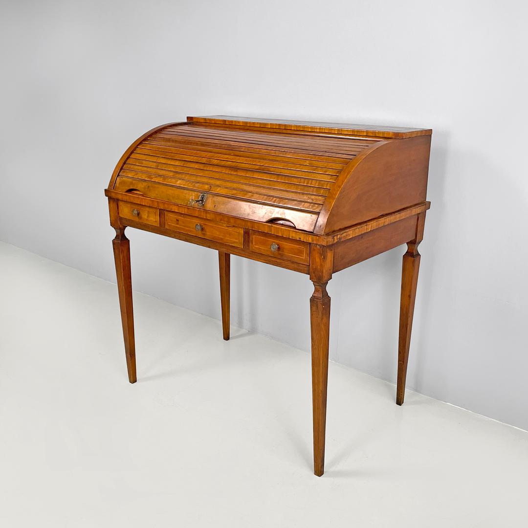 Table d'écriture italienne ancienne en bois avec fermeture et clé en laiton, années 1700 en vente 1