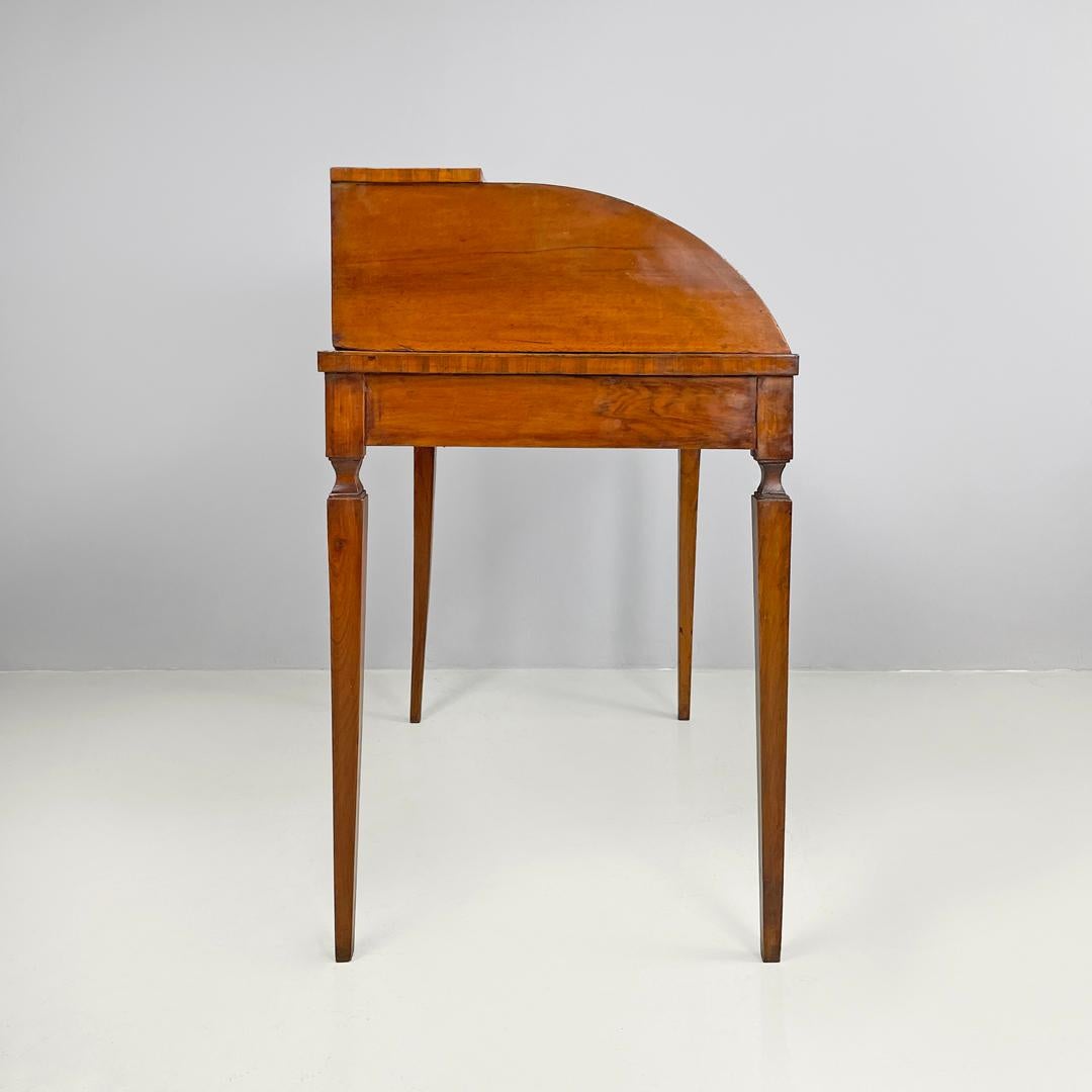 Table d'écriture italienne ancienne en bois avec fermeture et clé en laiton, années 1700 en vente 3