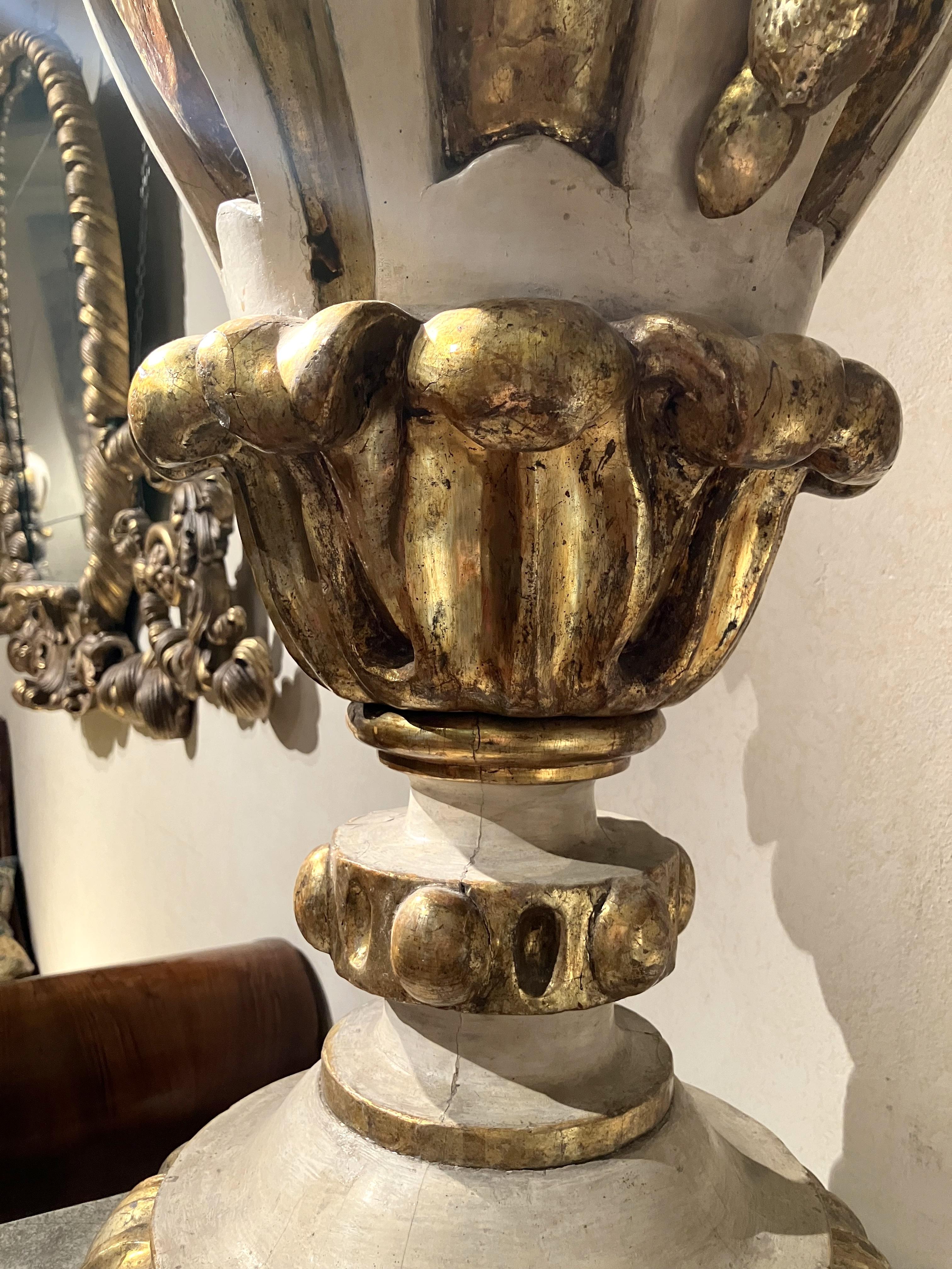 Vases italiens anciens Louis XIV laqués en laque et dorés en vente 3