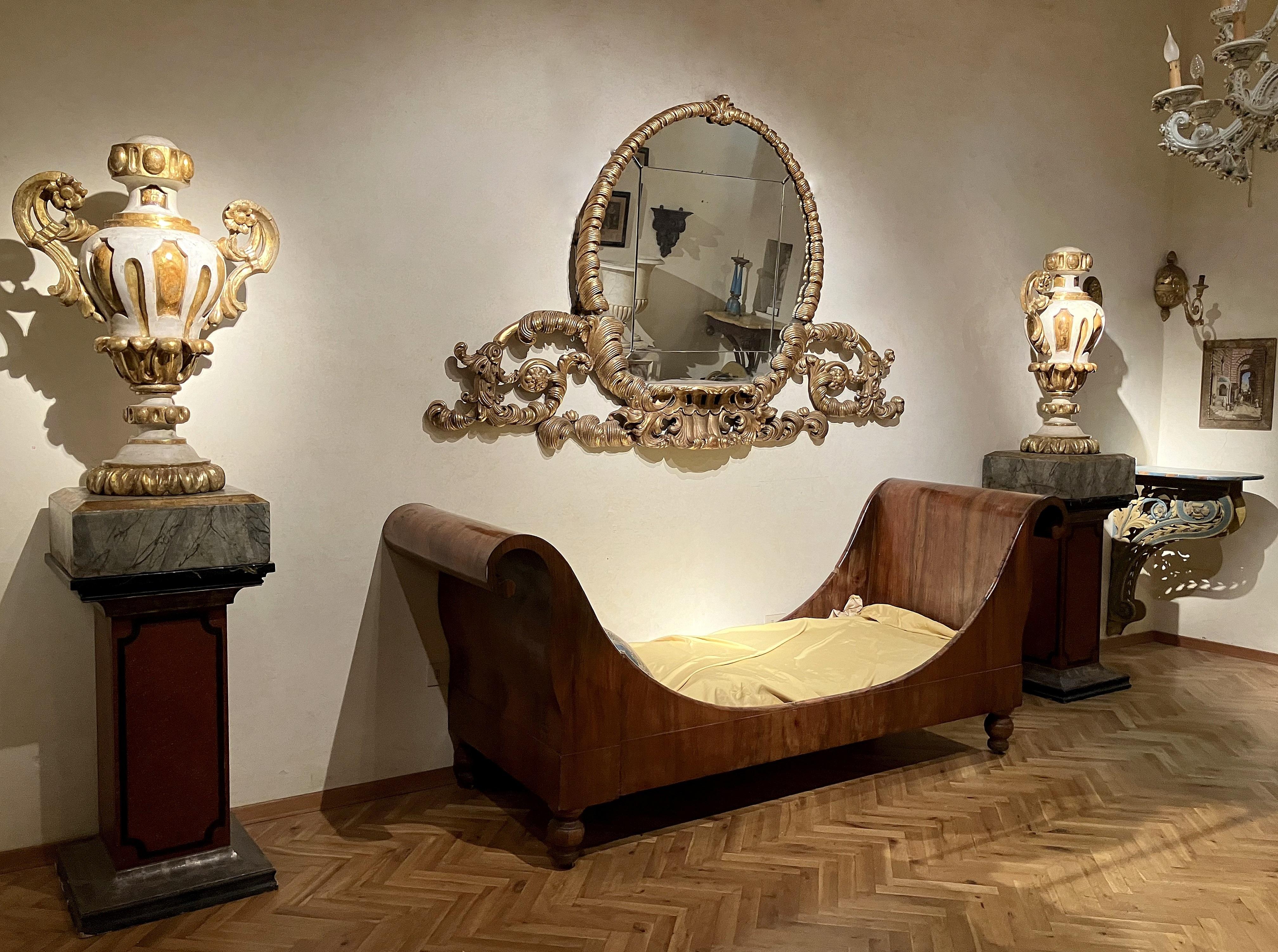 Italienische Antiquitäten im Louis XIV.-Stil, Urnenlack und vergoldete Vasen im Angebot 4