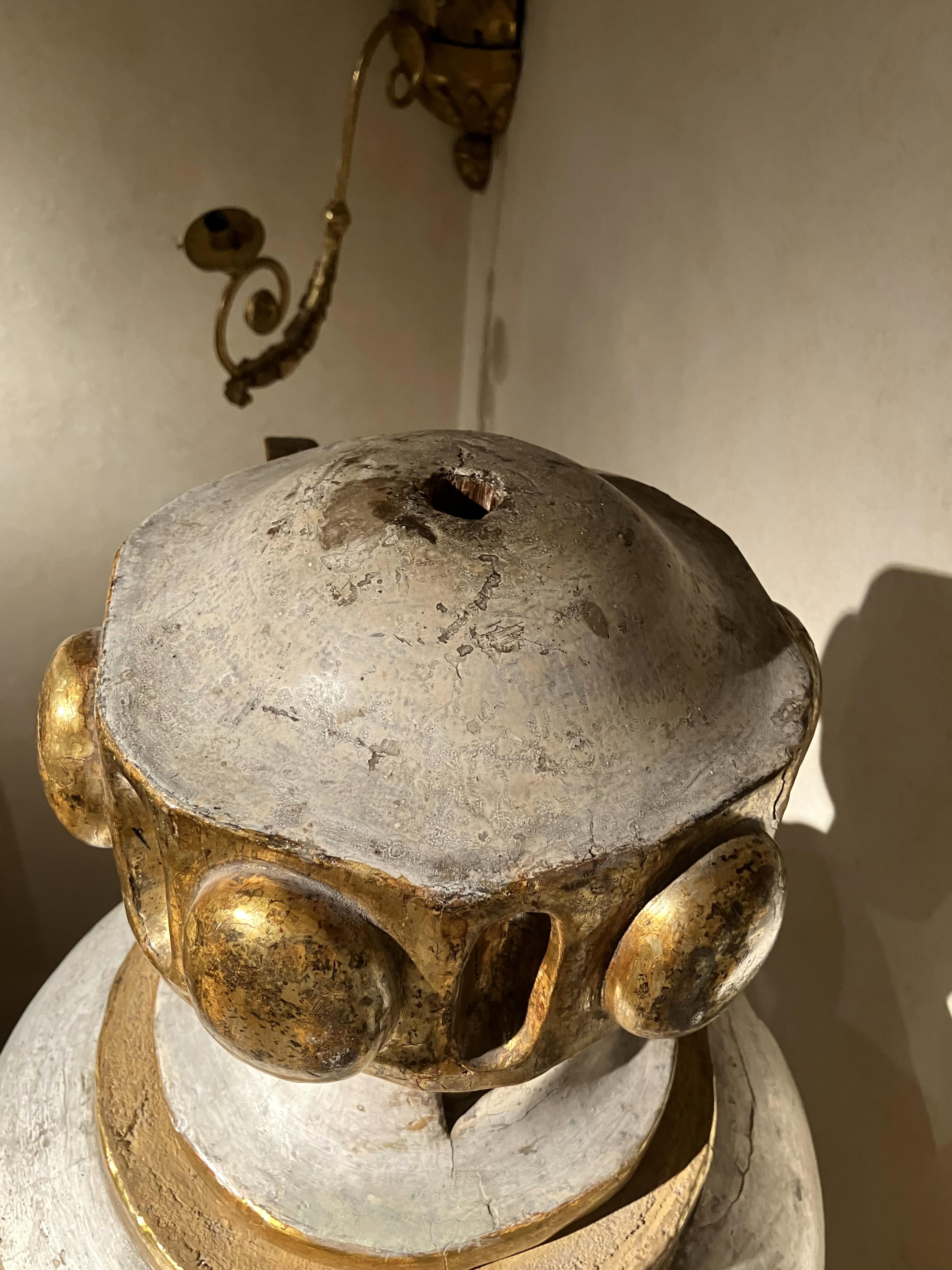 Vases italiens anciens Louis XIV laqués en laque et dorés en vente 5