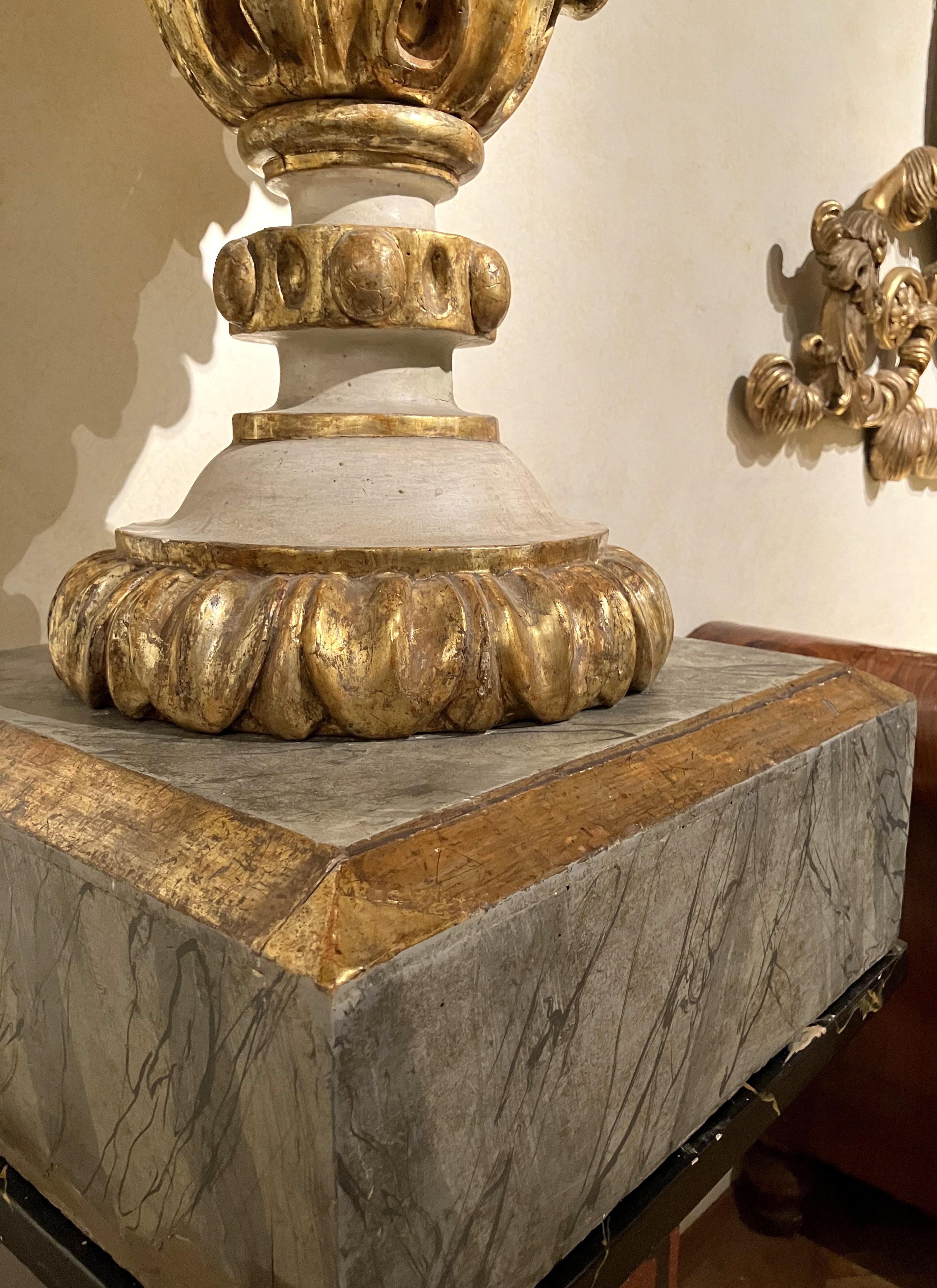 Vases italiens anciens Louis XIV laqués en laque et dorés en vente 6