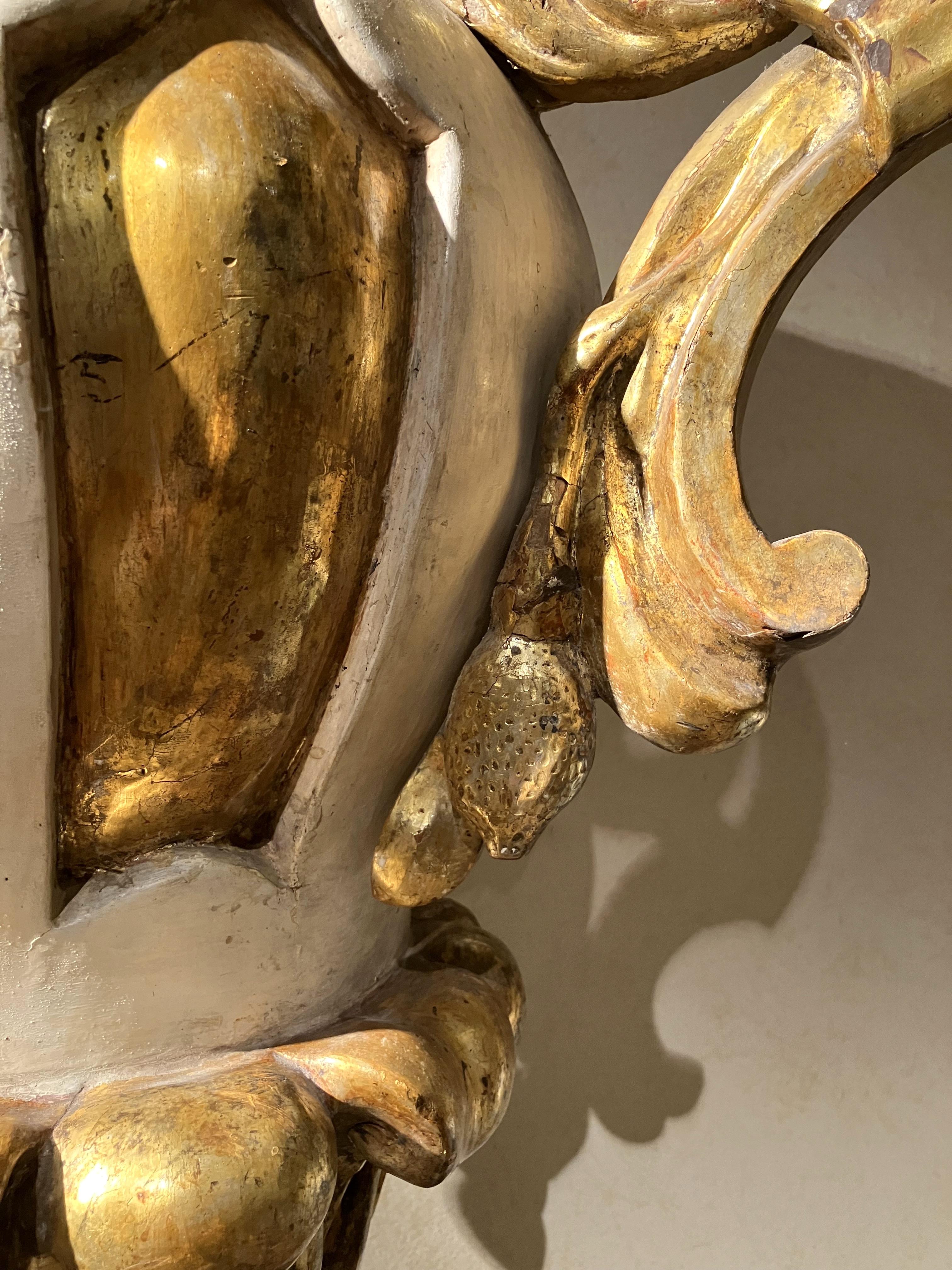 Vases italiens anciens Louis XIV laqués en laque et dorés en vente 9
