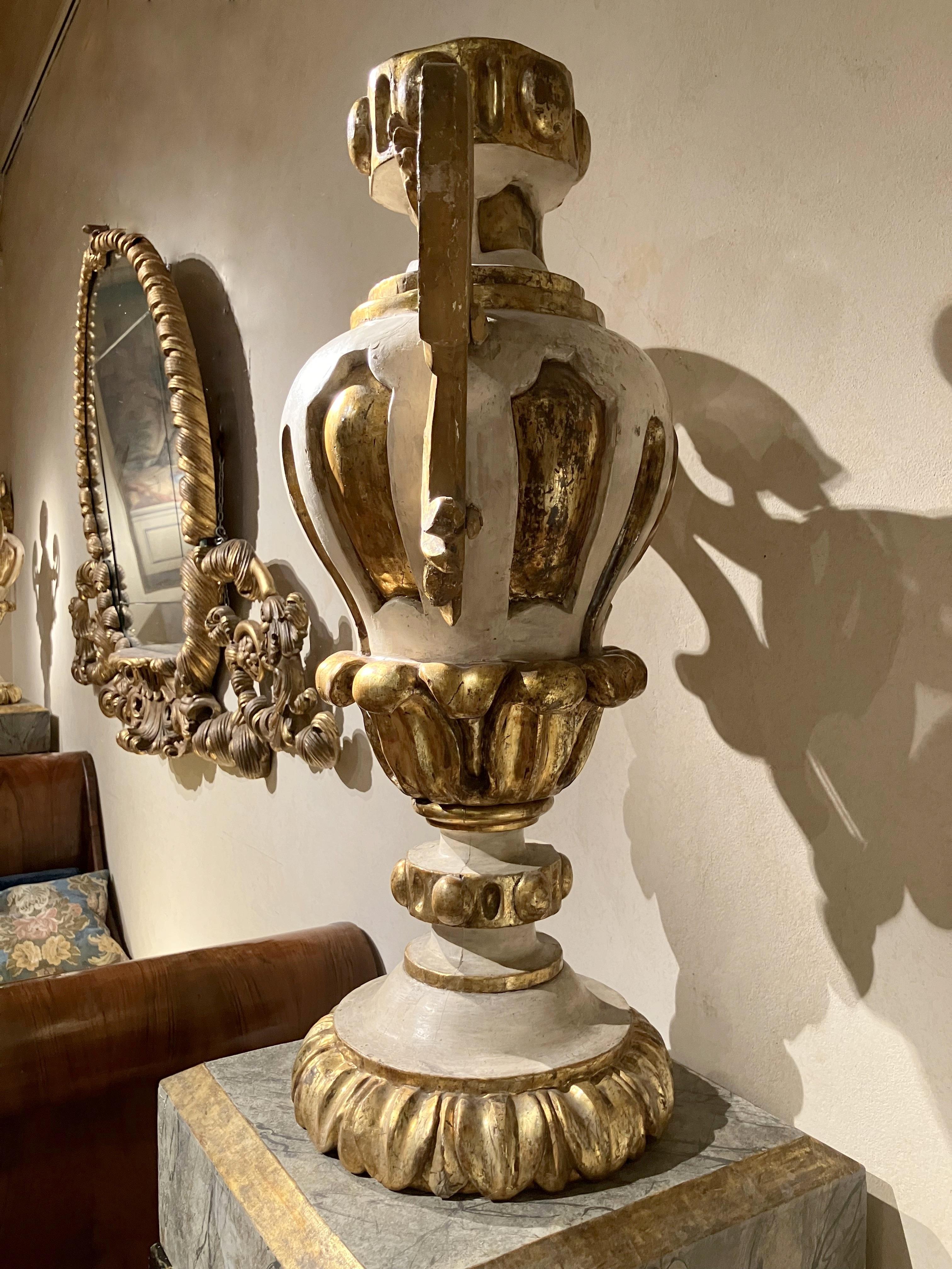 Vases italiens anciens Louis XIV laqués en laque et dorés en vente 10