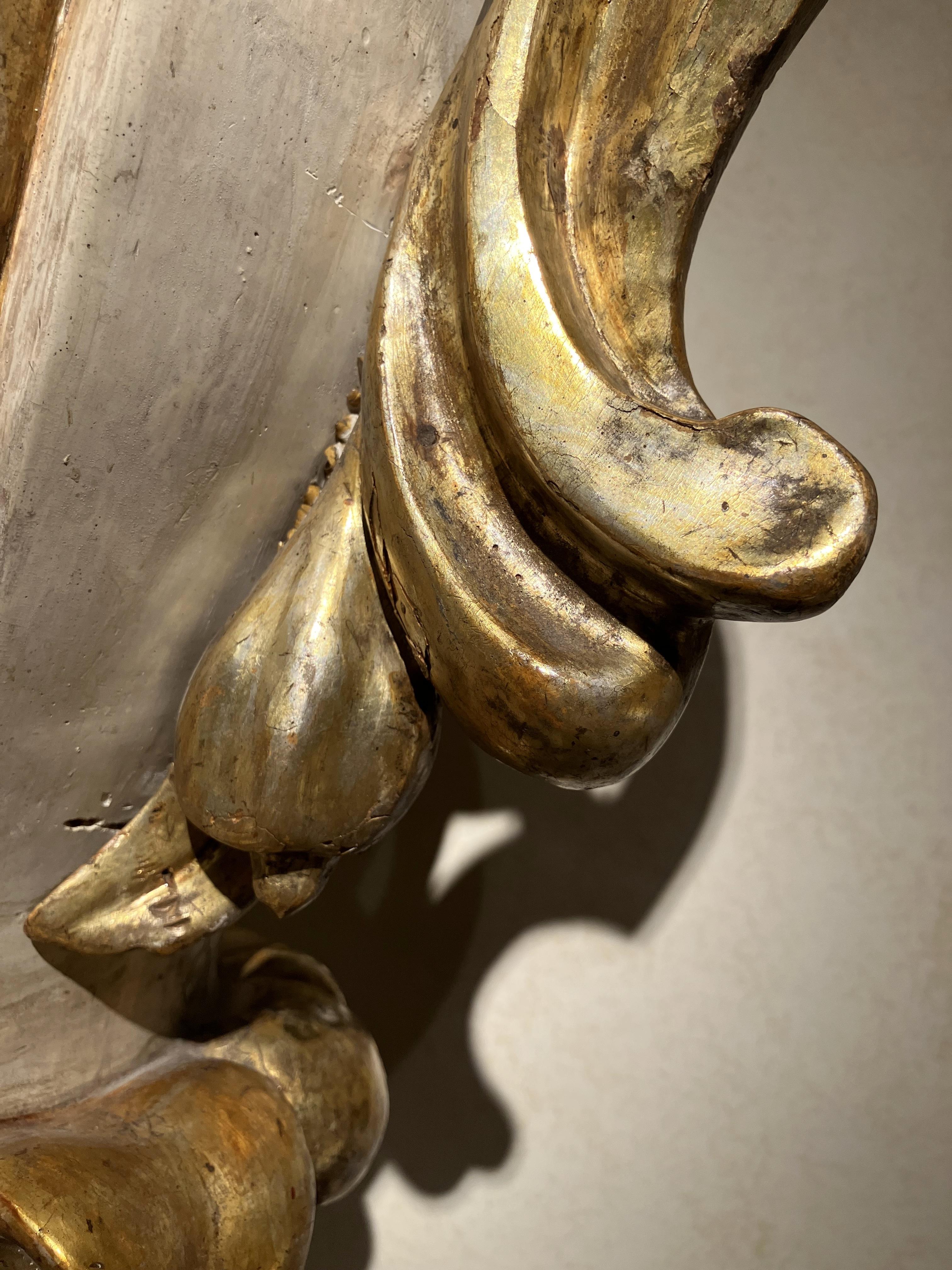 Vases italiens anciens Louis XIV laqués en laque et dorés en vente 11