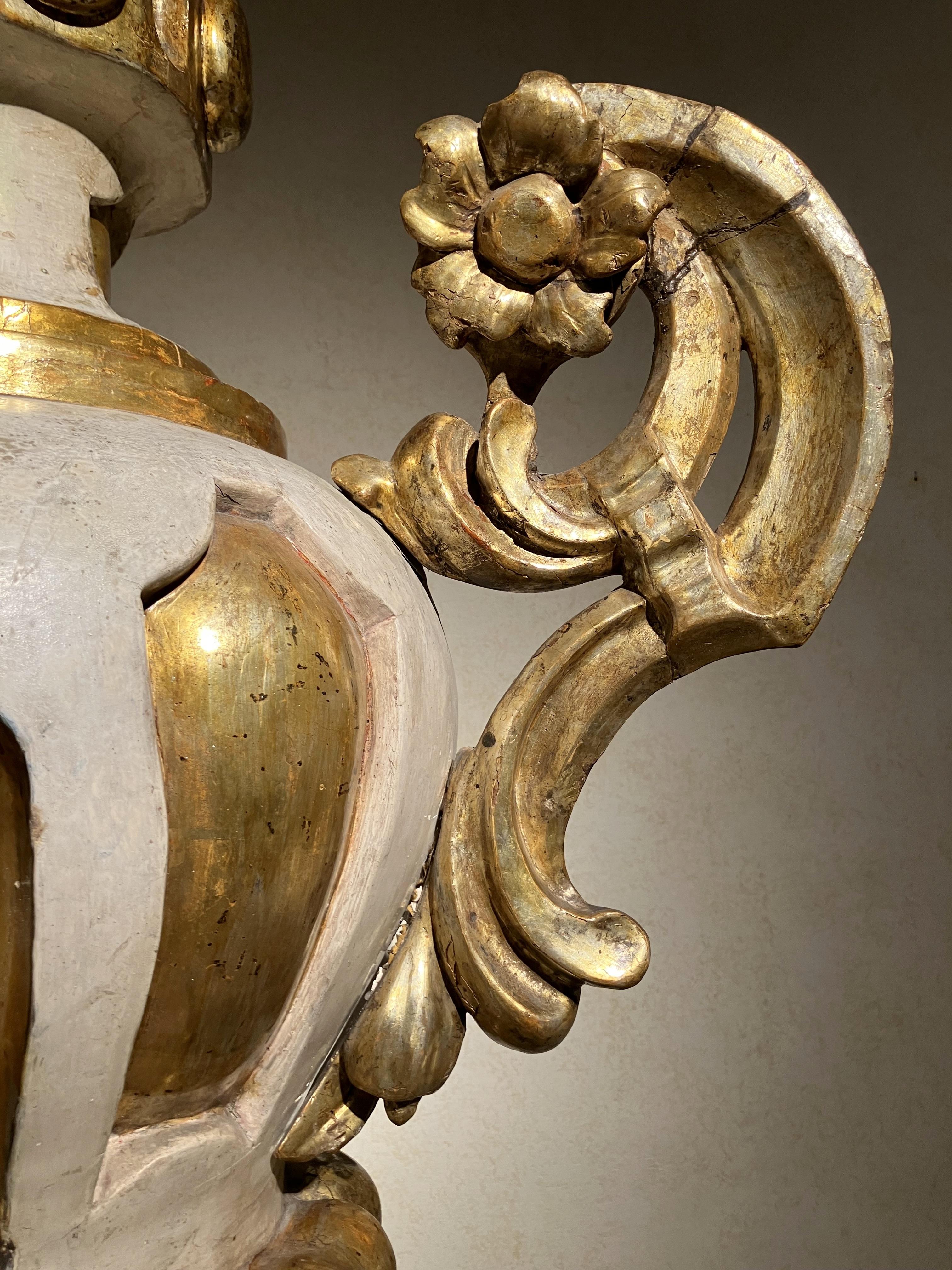 Vases italiens anciens Louis XIV laqués en laque et dorés en vente 12