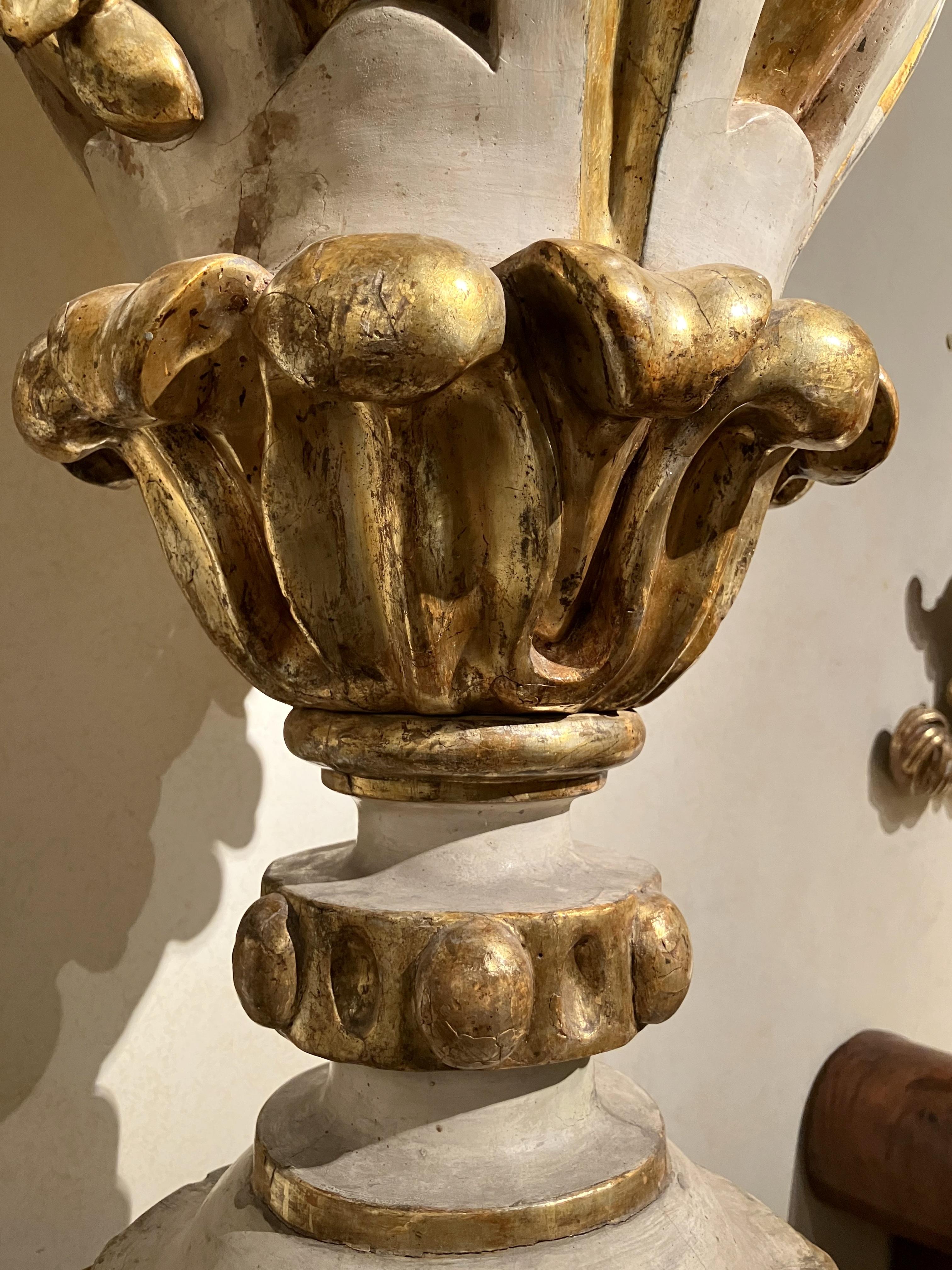 Vases italiens anciens Louis XIV laqués en laque et dorés en vente 13