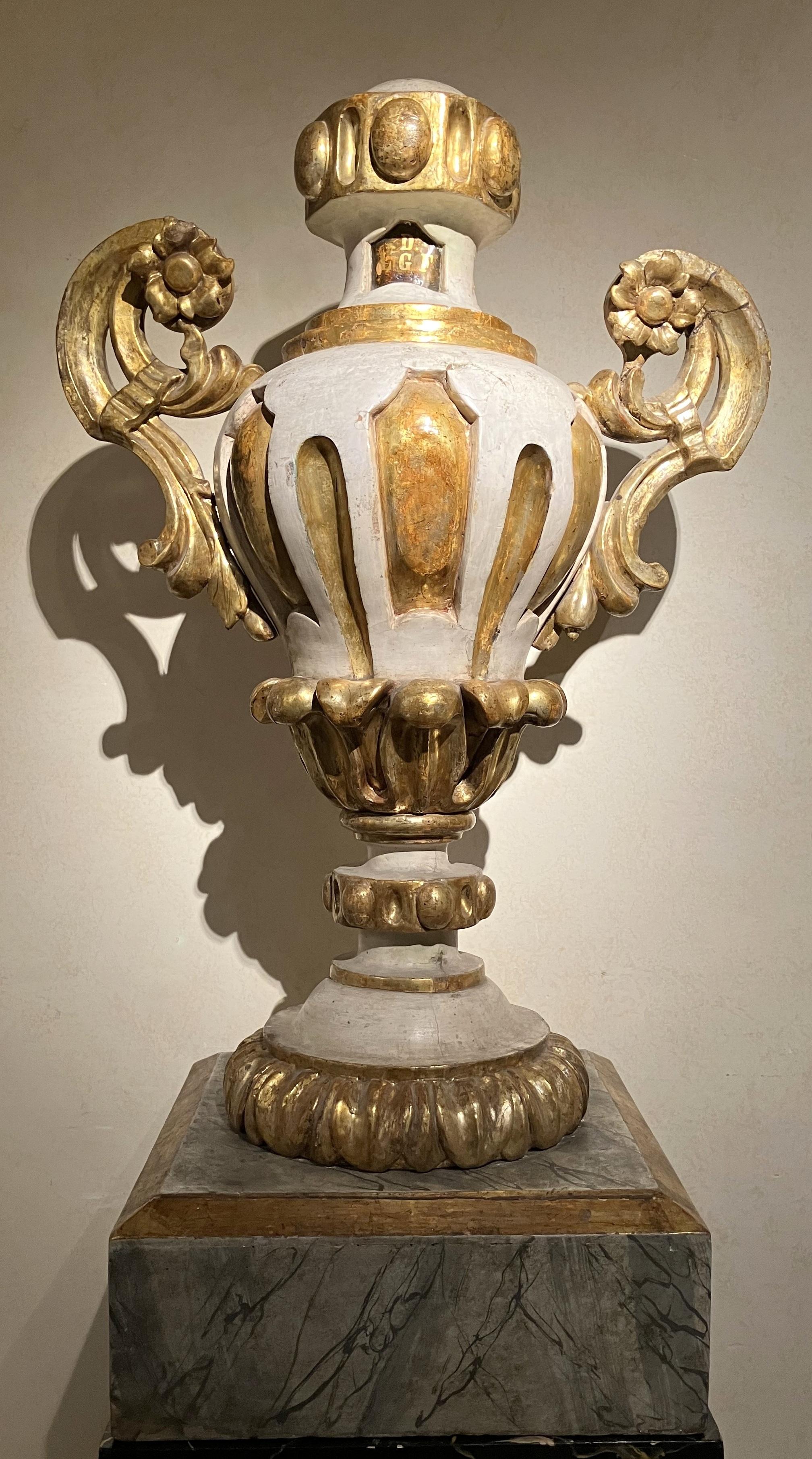 Baroque Vases italiens anciens Louis XIV laqués en laque et dorés en vente