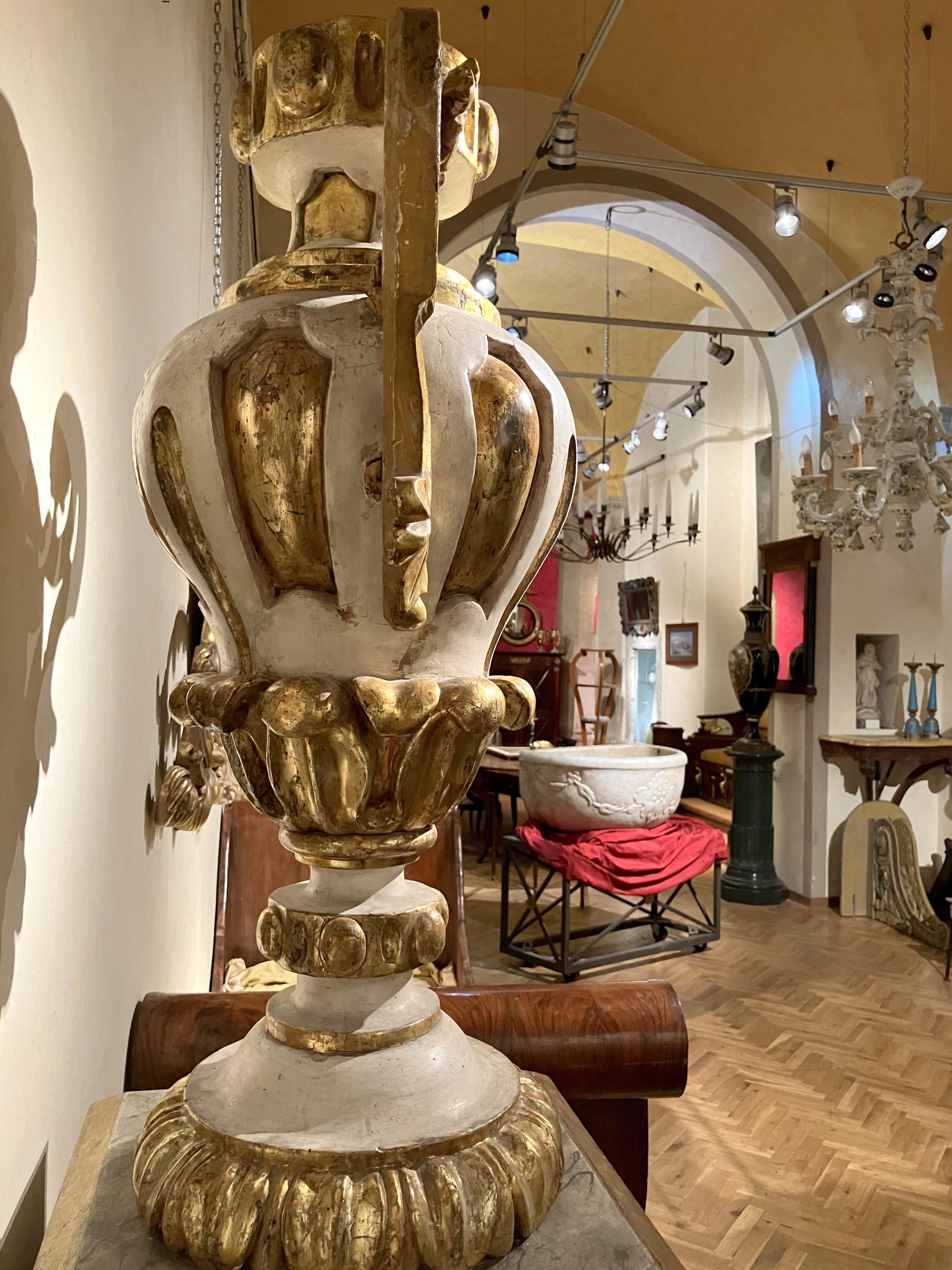 Italian Antiques Louis XIV Urn Lacquer and Gilt Vases In Good Condition For Sale In Firenze, IT