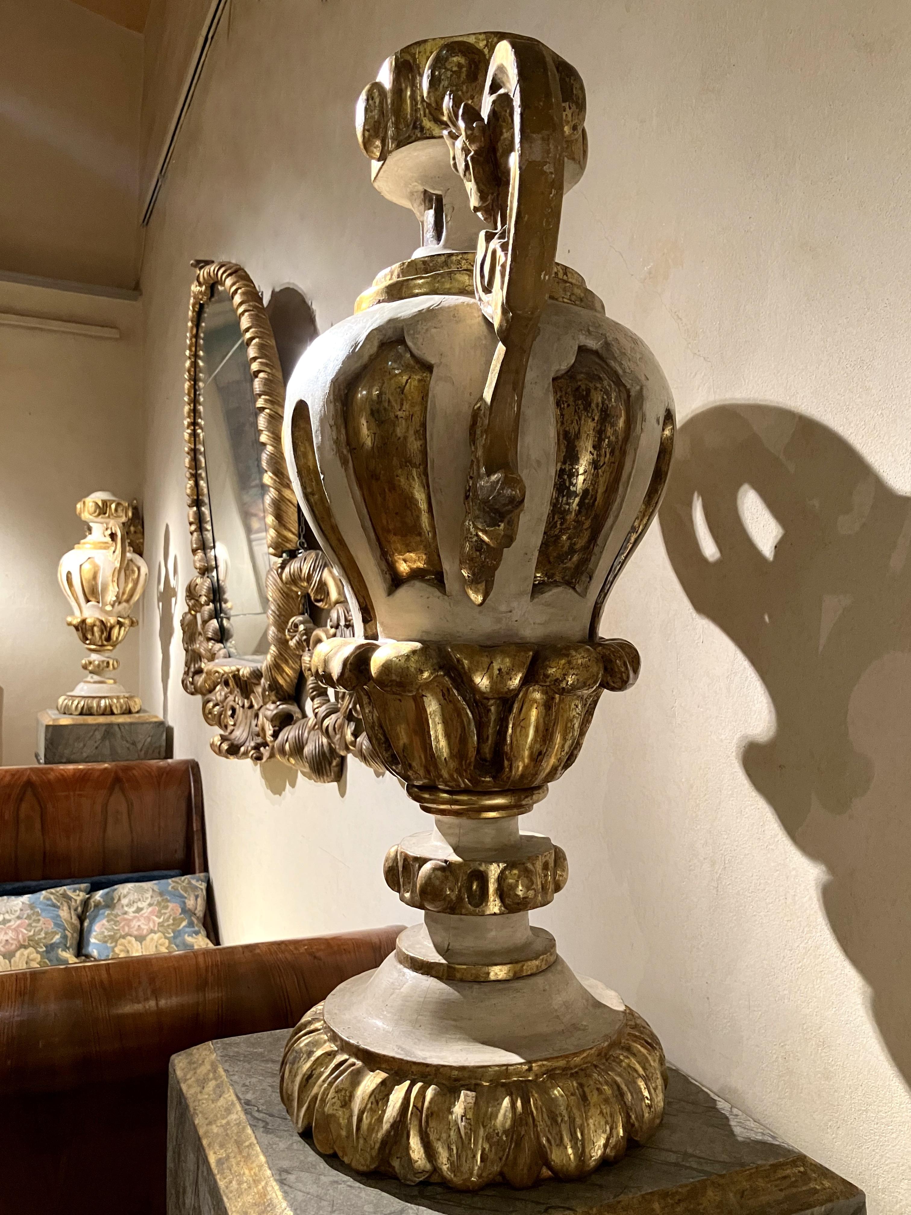 Italienische Antiquitäten im Louis XIV.-Stil, Urnenlack und vergoldete Vasen (Blattgold) im Angebot