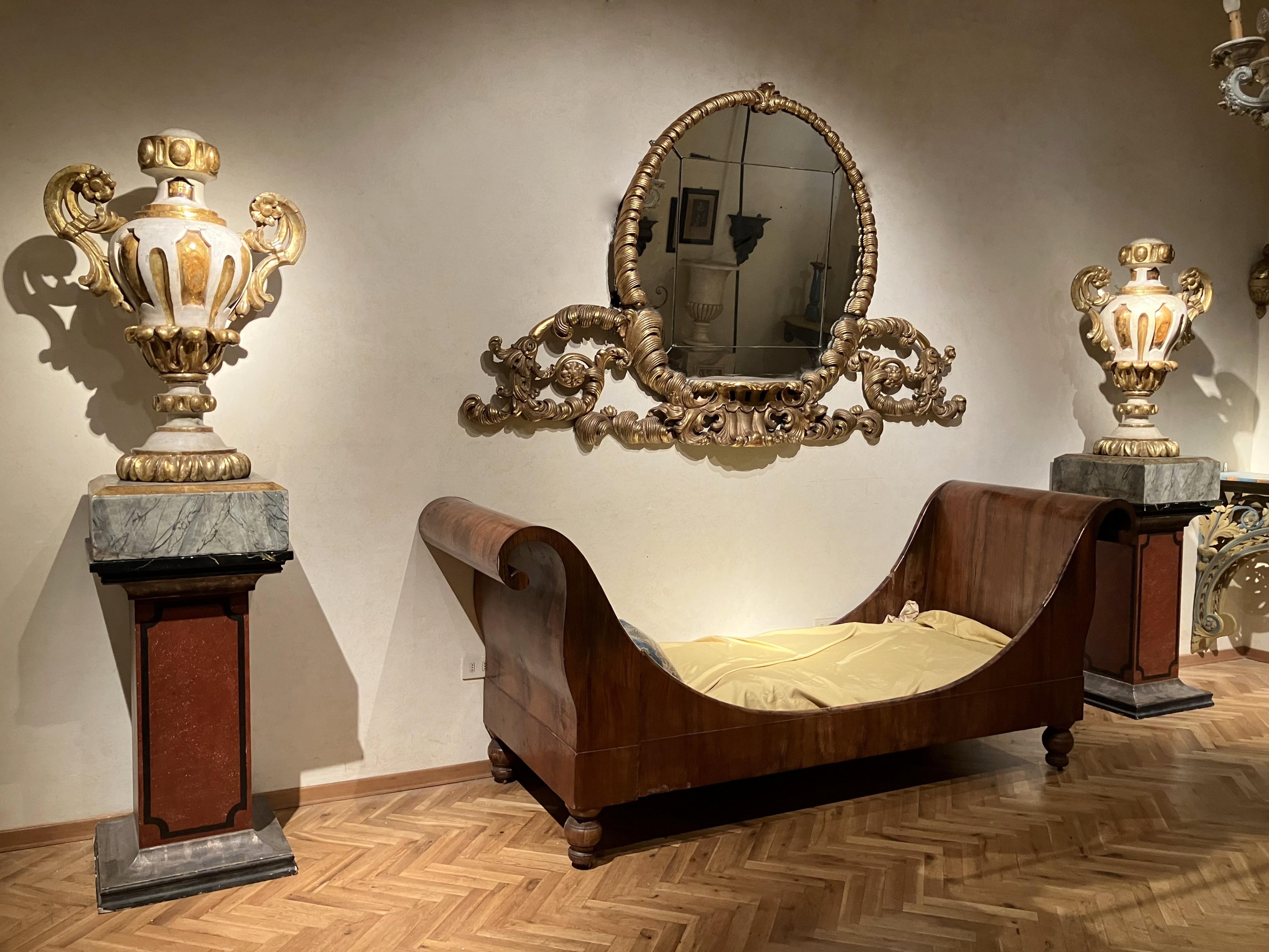 Italienische Antiquitäten im Louis XIV.-Stil, Urnenlack und vergoldete Vasen im Angebot 2