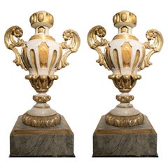 Vases italiens anciens Louis XIV laqués en laque et dorés