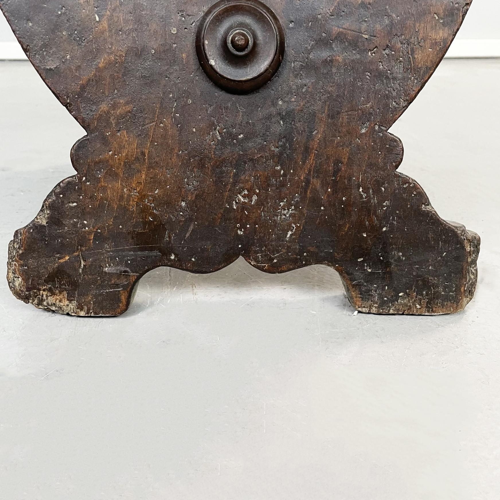 Italienischer Antiquitätenhocker aus Walnussholz, 1600er Jahre im Angebot 5