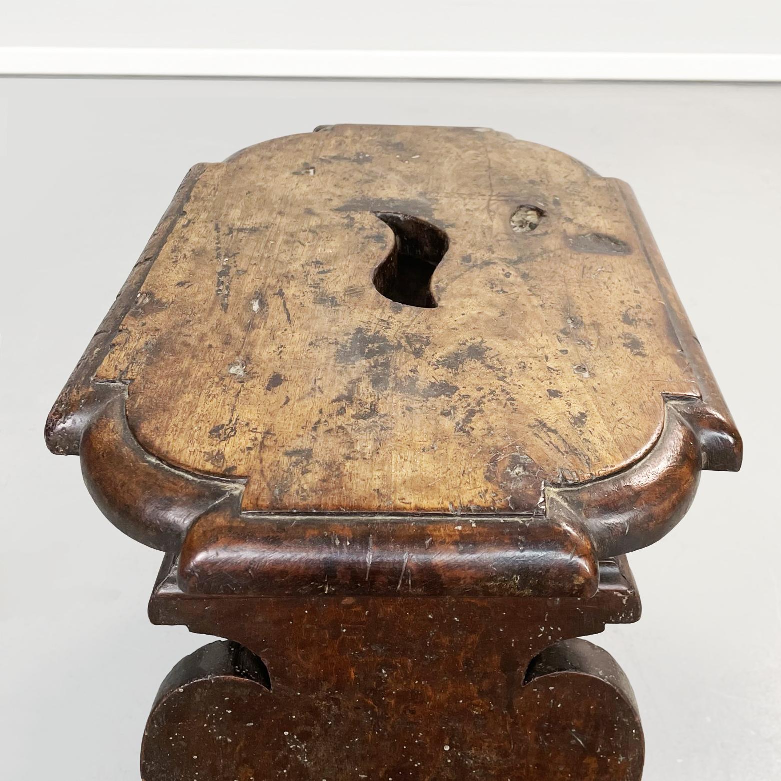 Italienischer Antiquitätenhocker aus Walnussholz, 1600er Jahre (Holz) im Angebot