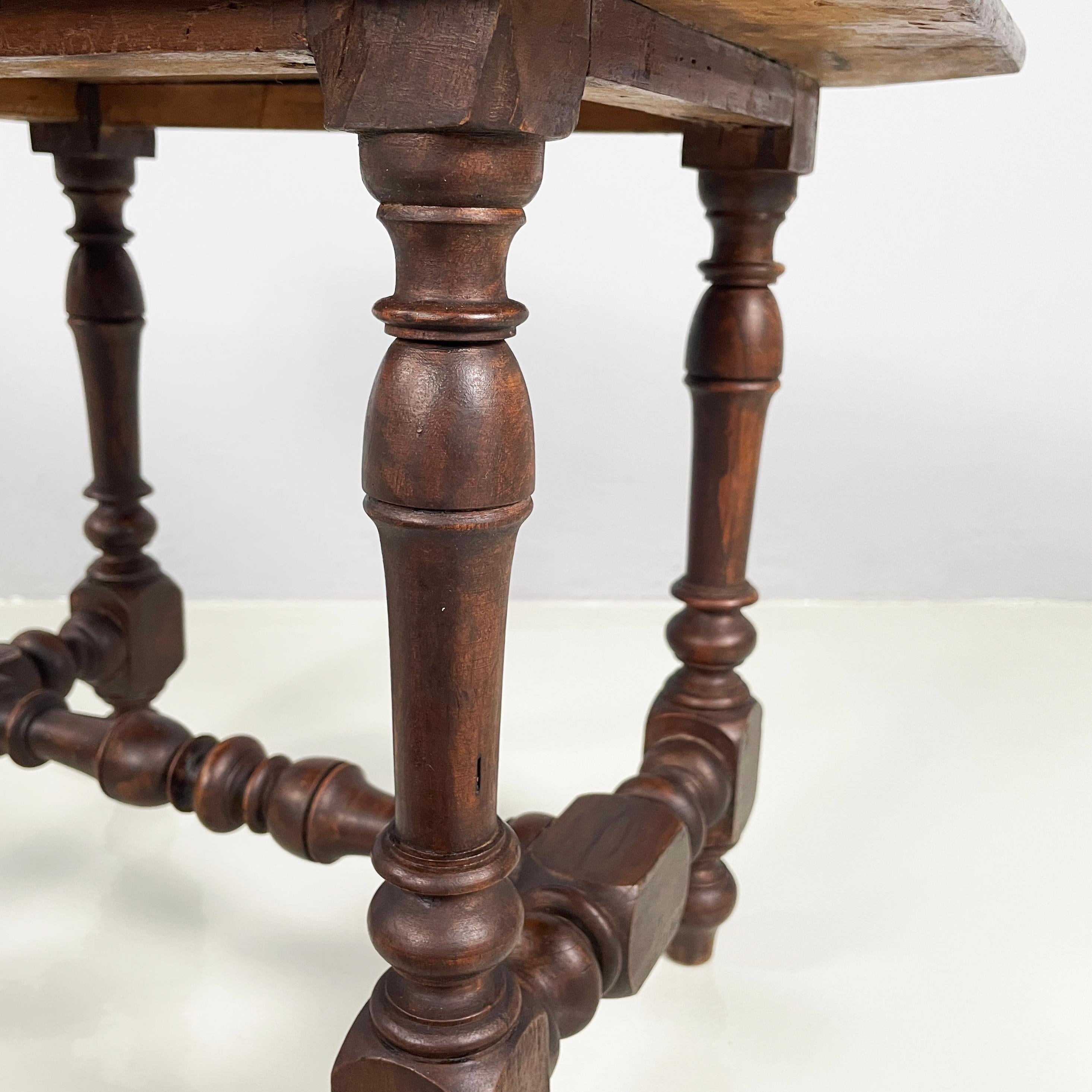 Tabourets italiens anciens en bois finement travaillé, 1600-1800 en vente 7
