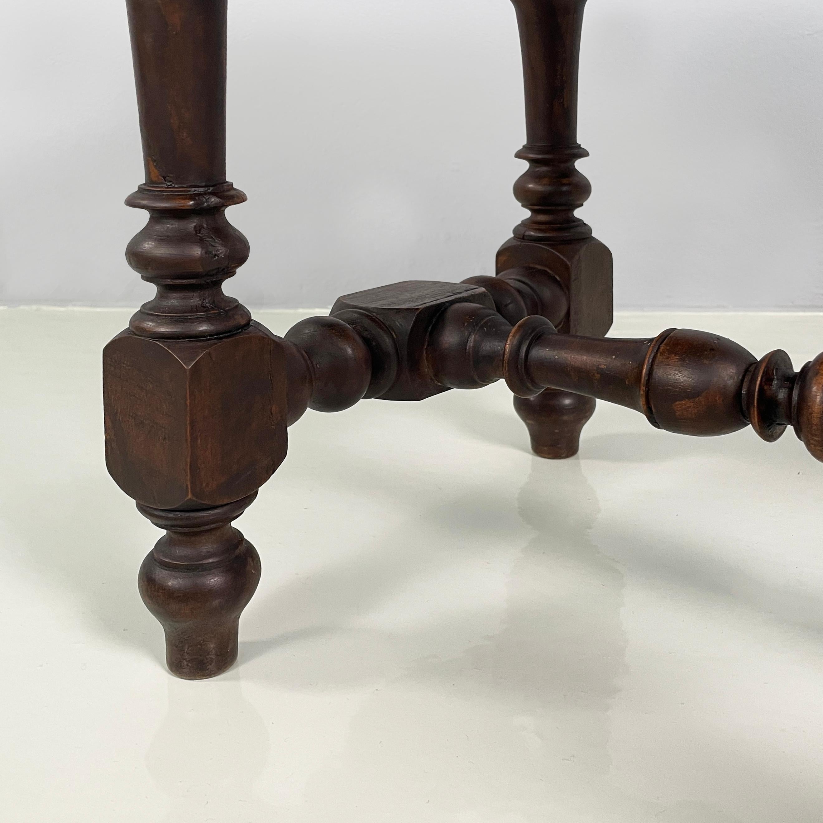 Tabourets italiens anciens en bois finement travaillé, 1600-1800 en vente 8
