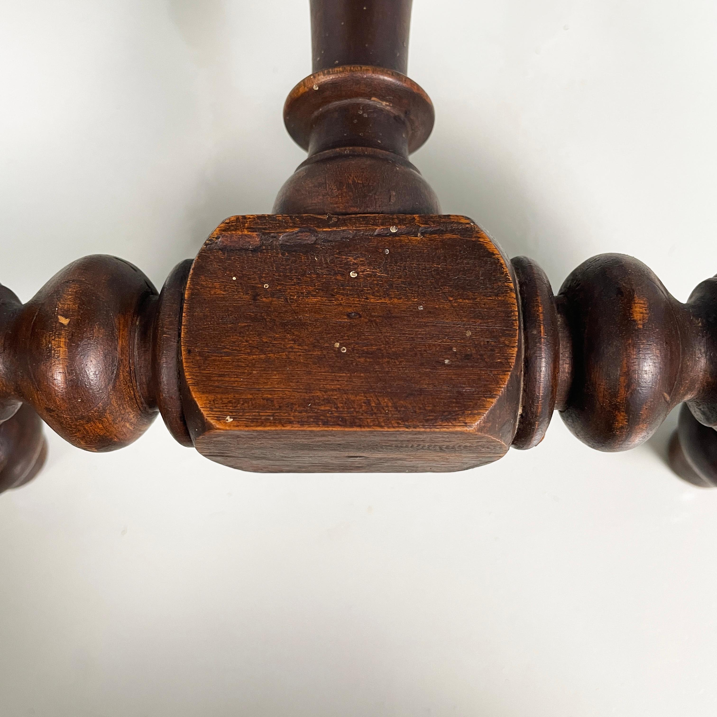 Tabourets italiens anciens en bois finement travaillé, 1600-1800 en vente 10