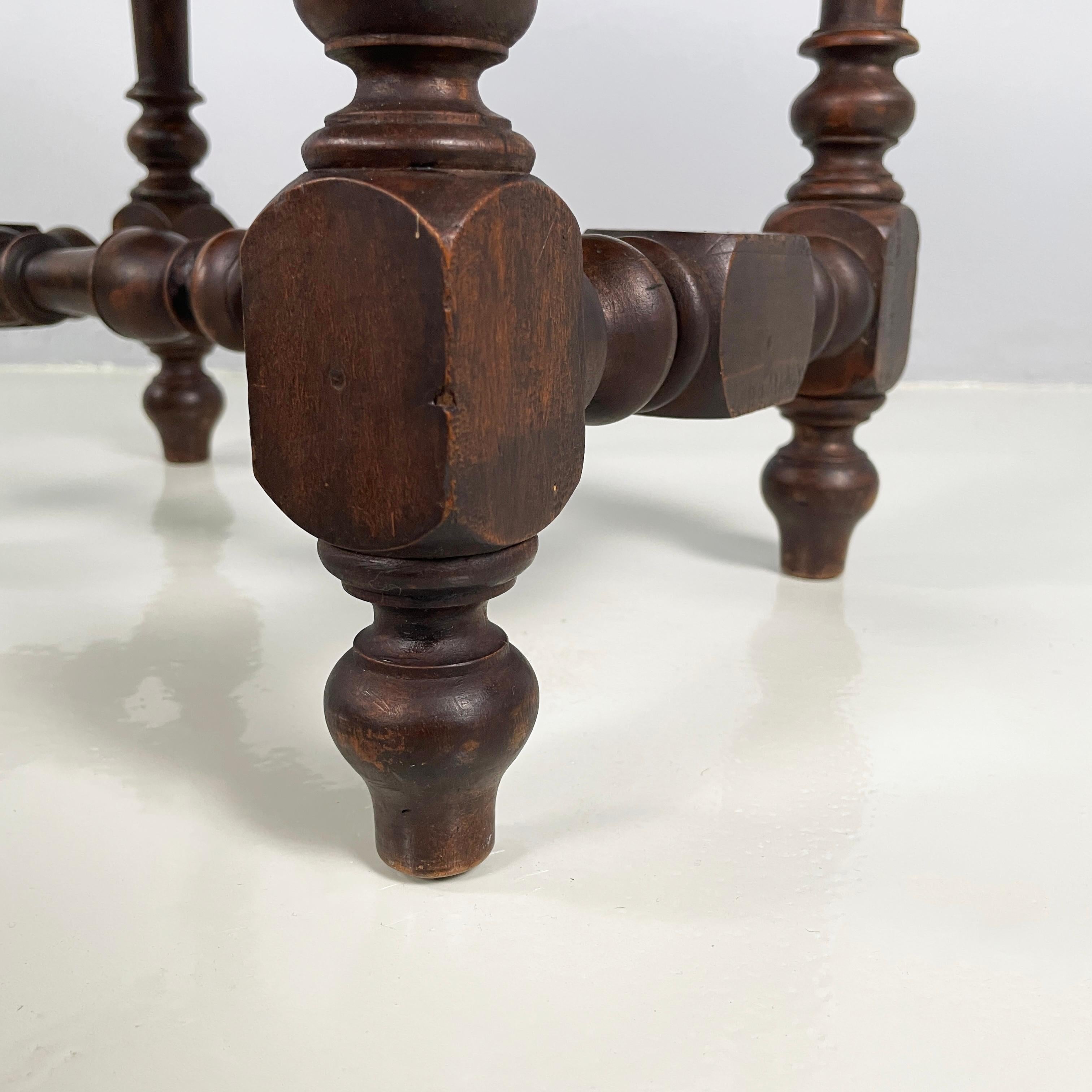 Tabourets italiens anciens en bois finement travaillé, 1600-1800 en vente 11