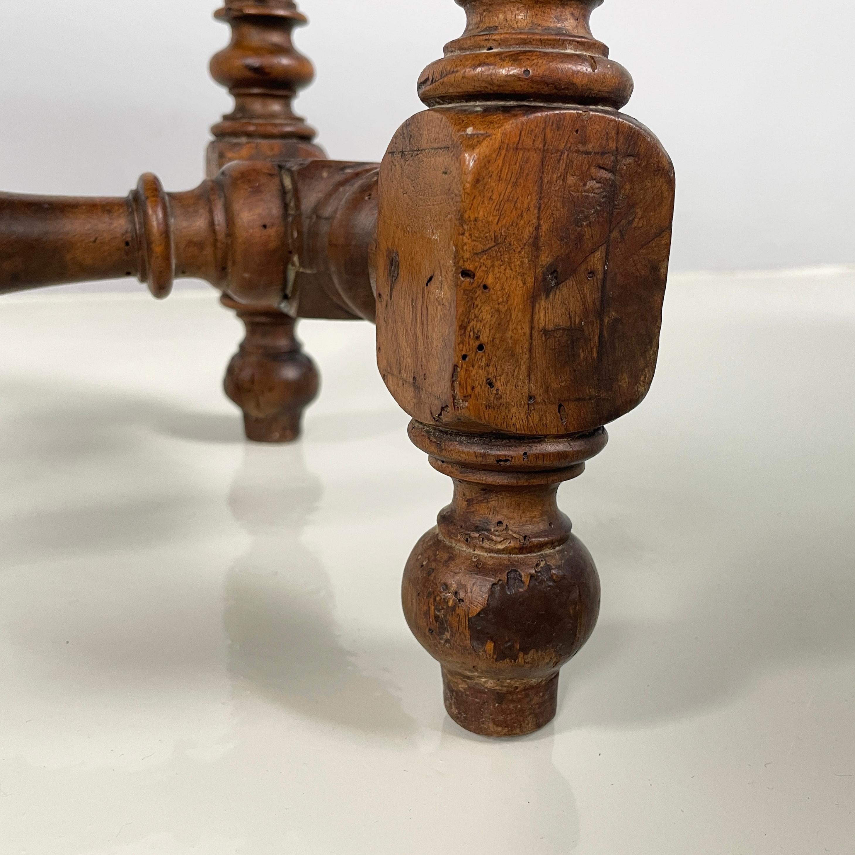 Tabourets italiens anciens en bois finement travaillé, 1600-1800 en vente 12