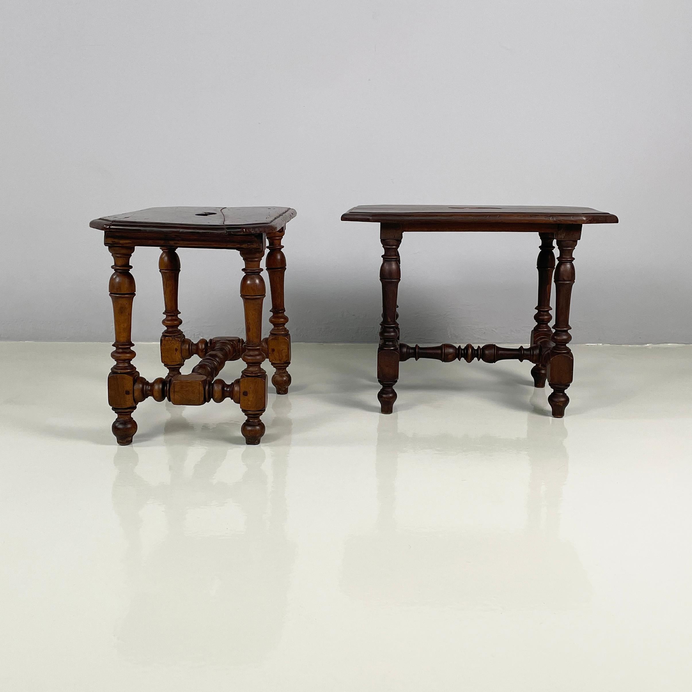 Tabourets italiens anciens en bois finement travaillé, 1600-1800
Paire de tabourets anciens entièrement en bois finement travaillé. Le siège en forme est doté d'un trou décoratif au centre. Les jambes et les pieds sont tournés.
L'un d'eux date