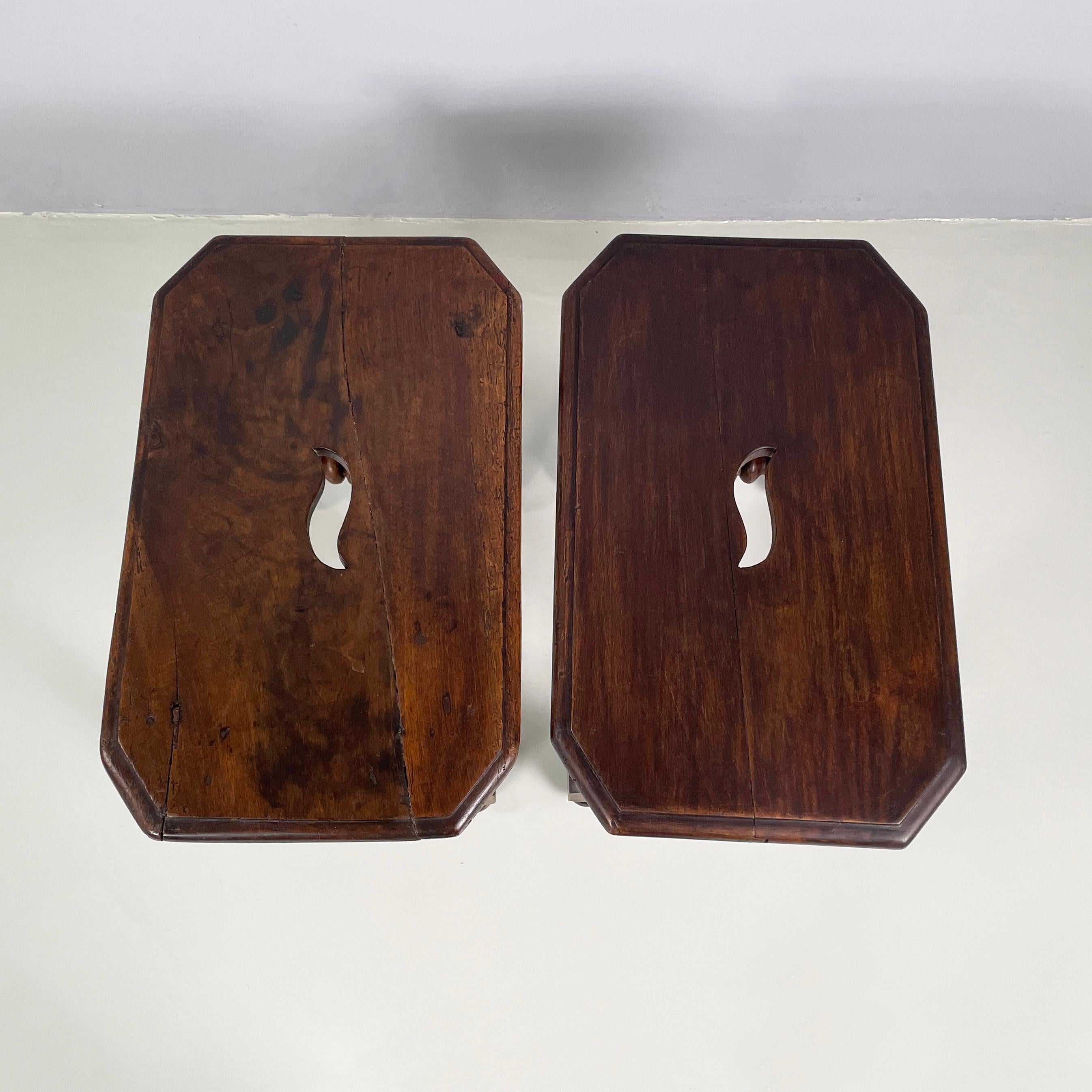 Tabourets italiens anciens en bois finement travaillé, 1600-1800 Bon état - En vente à MIlano, IT