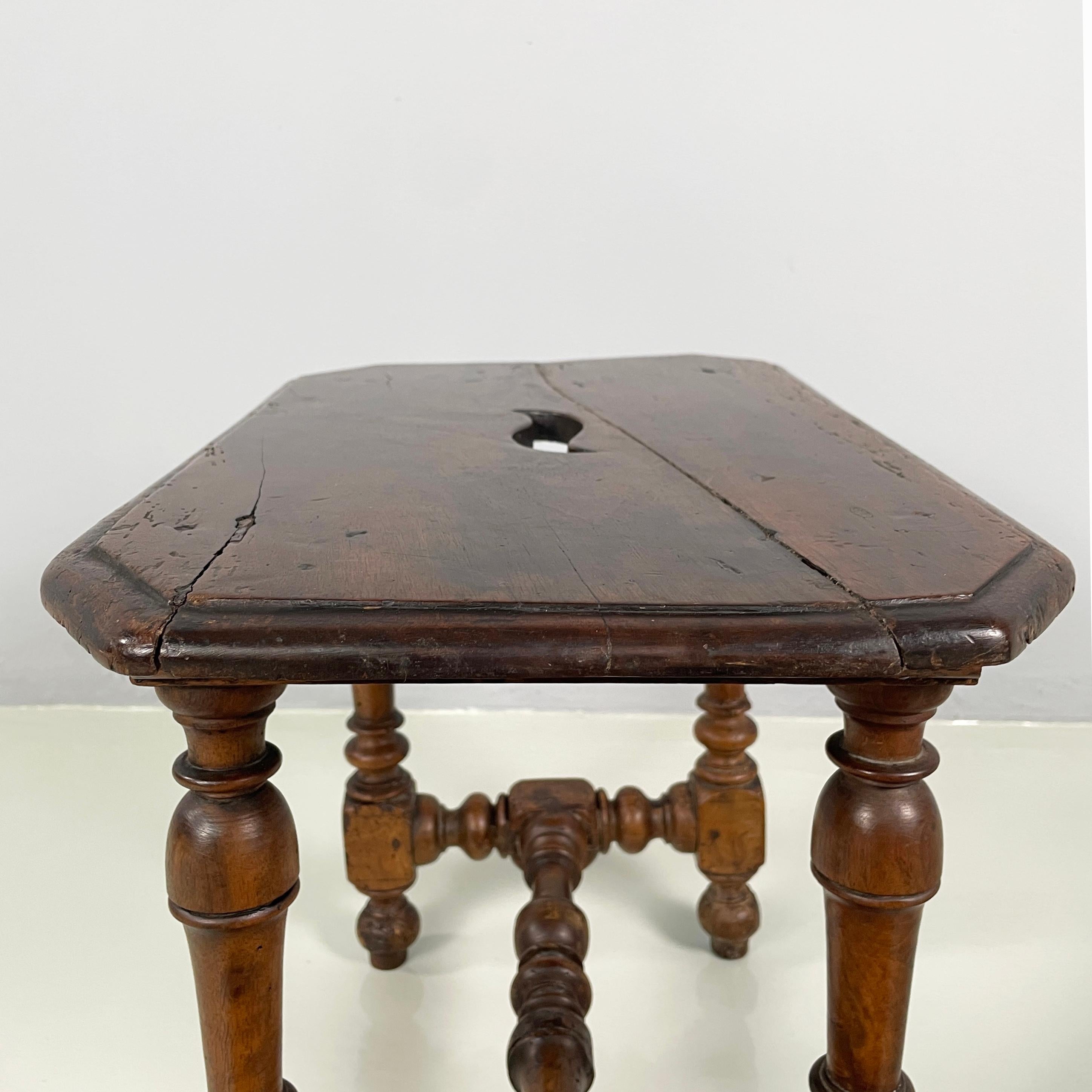 XIXe siècle Tabourets italiens anciens en bois finement travaillé, 1600-1800 en vente