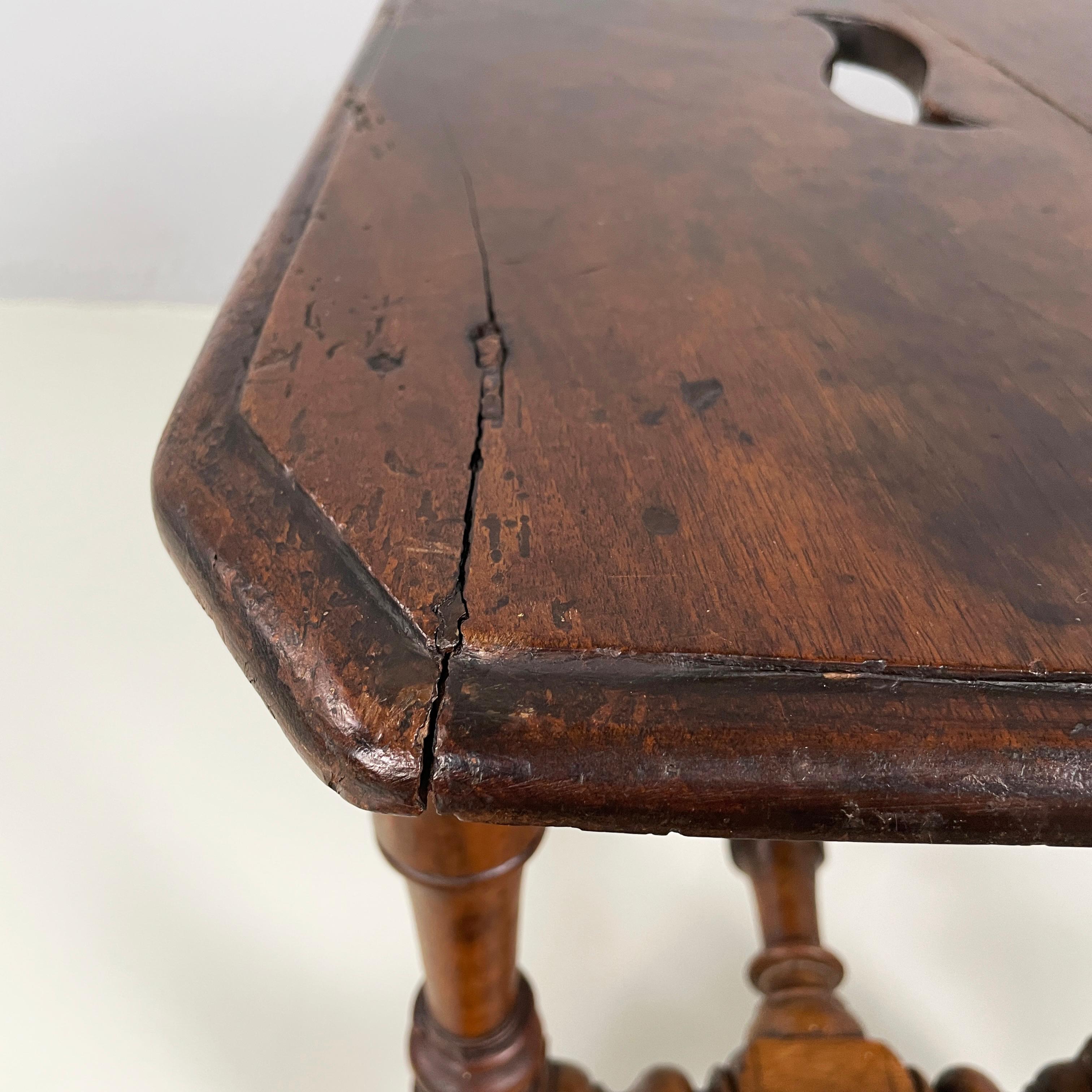 Bois Tabourets italiens anciens en bois finement travaillé, 1600-1800 en vente