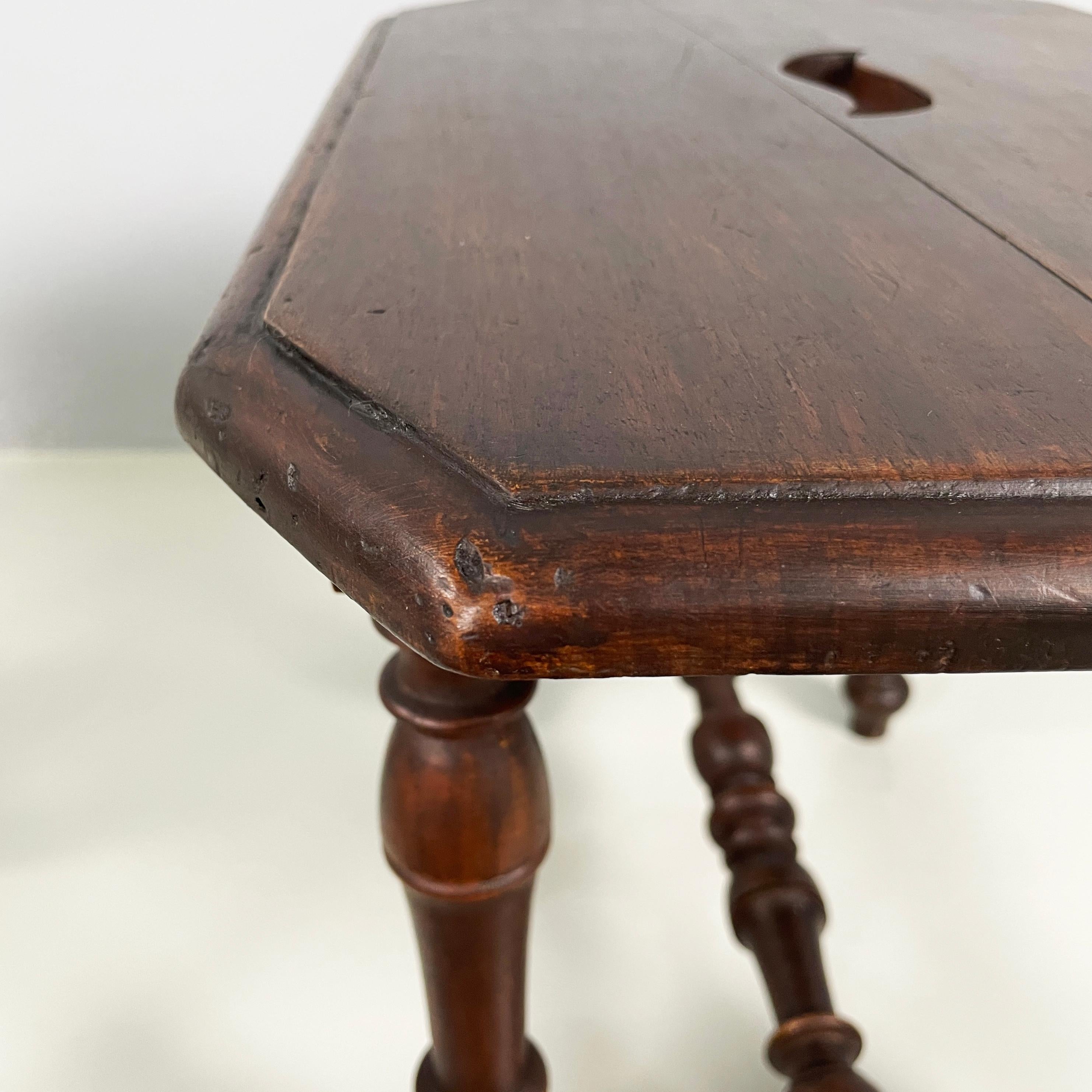 Tabourets italiens anciens en bois finement travaillé, 1600-1800 en vente 1