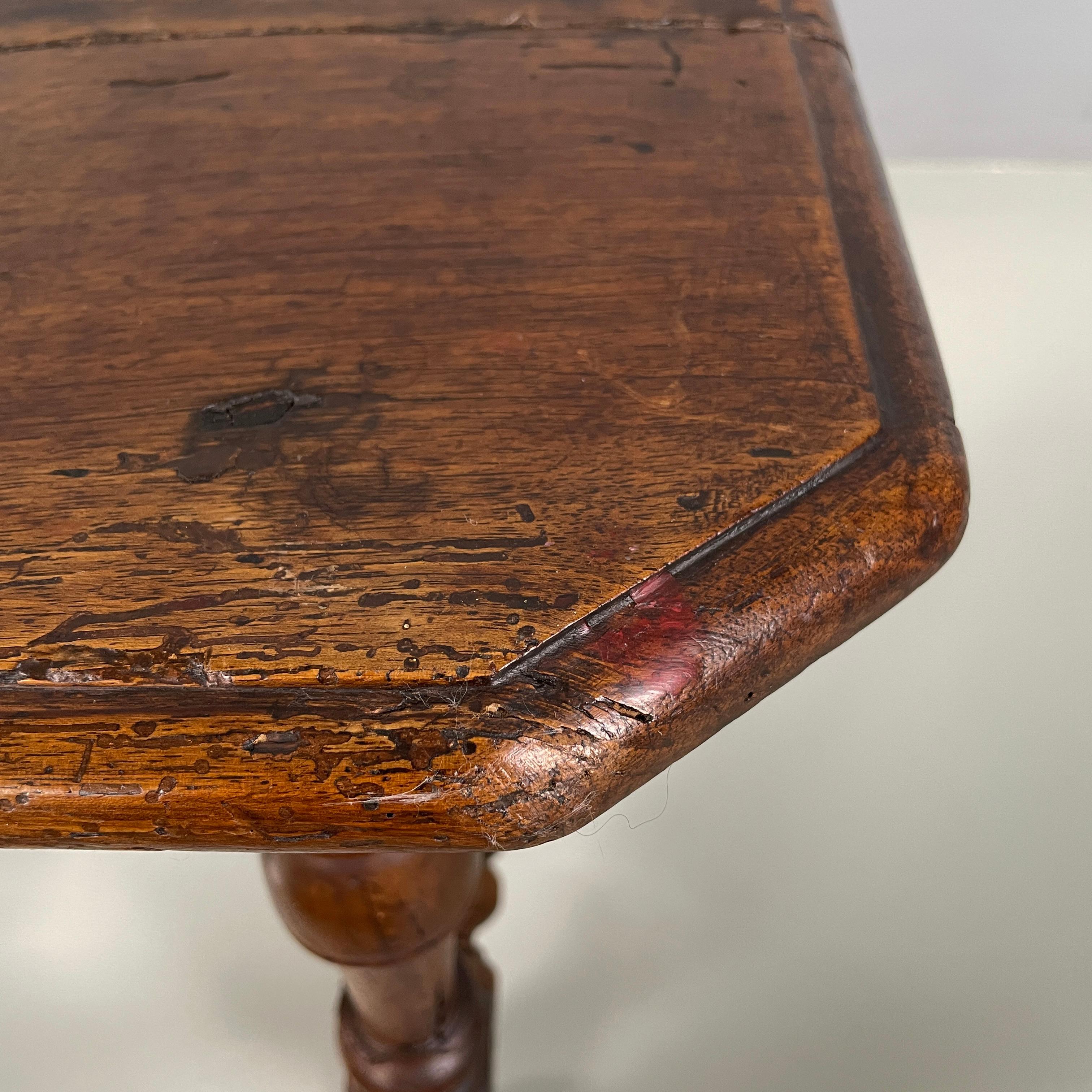 Tabourets italiens anciens en bois finement travaillé, 1600-1800 en vente 2