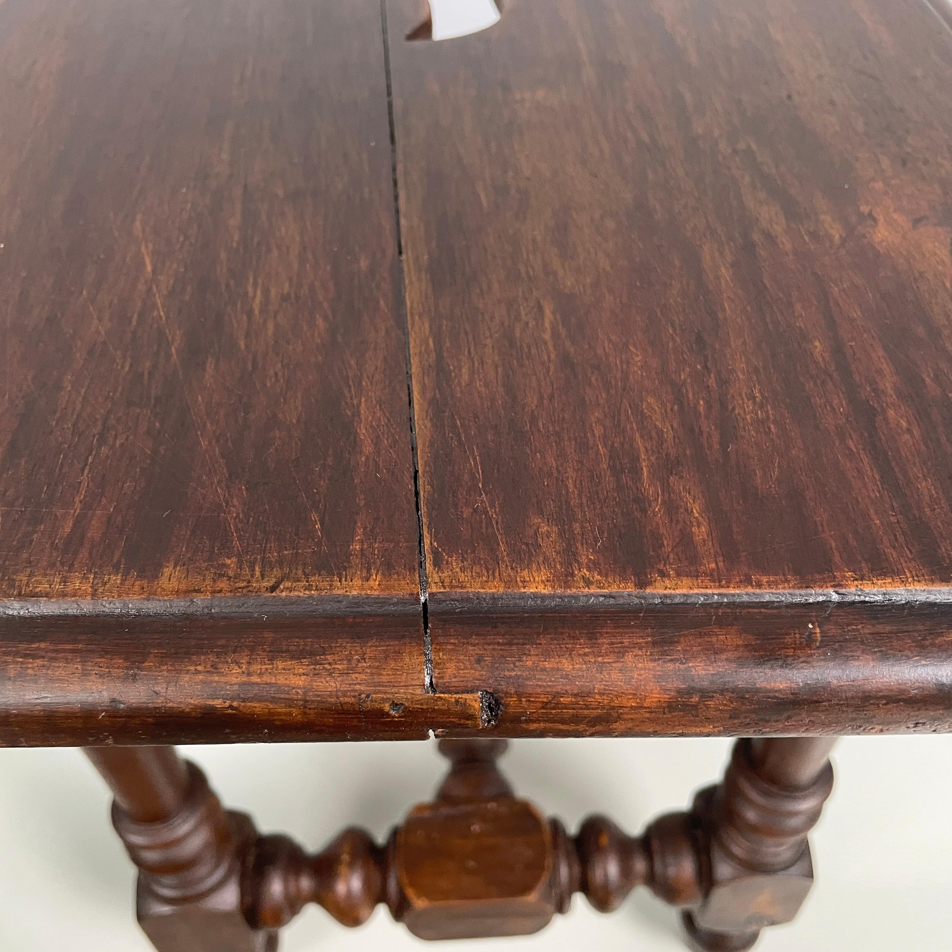 Tabourets italiens anciens en bois finement travaillé, 1600-1800 en vente 3