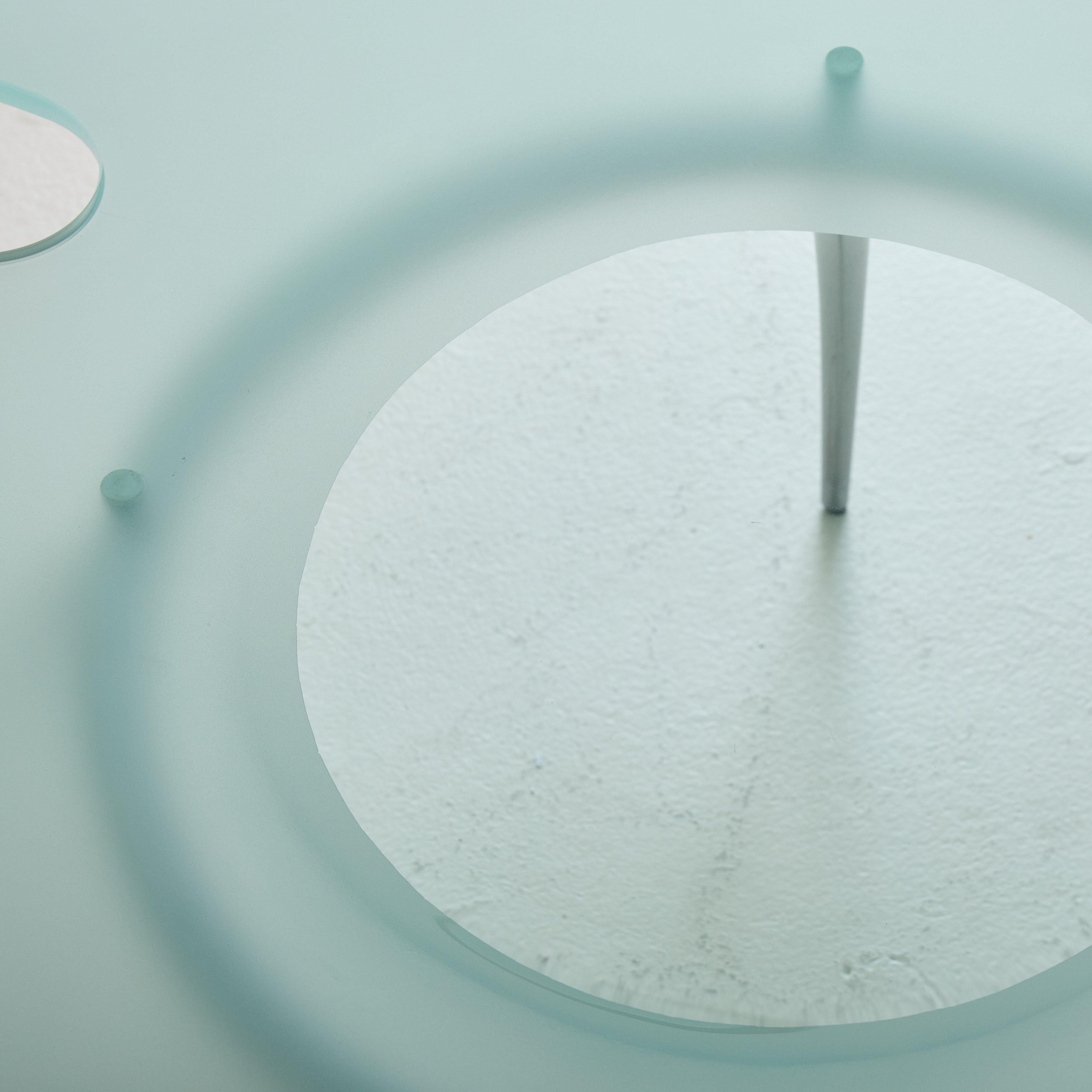 Expresión poética de la forma orgánica, esta mesa de centro Flor catalana de Glas Italia transforma la rigidez del cristal en una silueta delicada y fluida. Diseñada en la década de 1990, la tapa de cristal satinado en forma de pétalo de la mesa, en