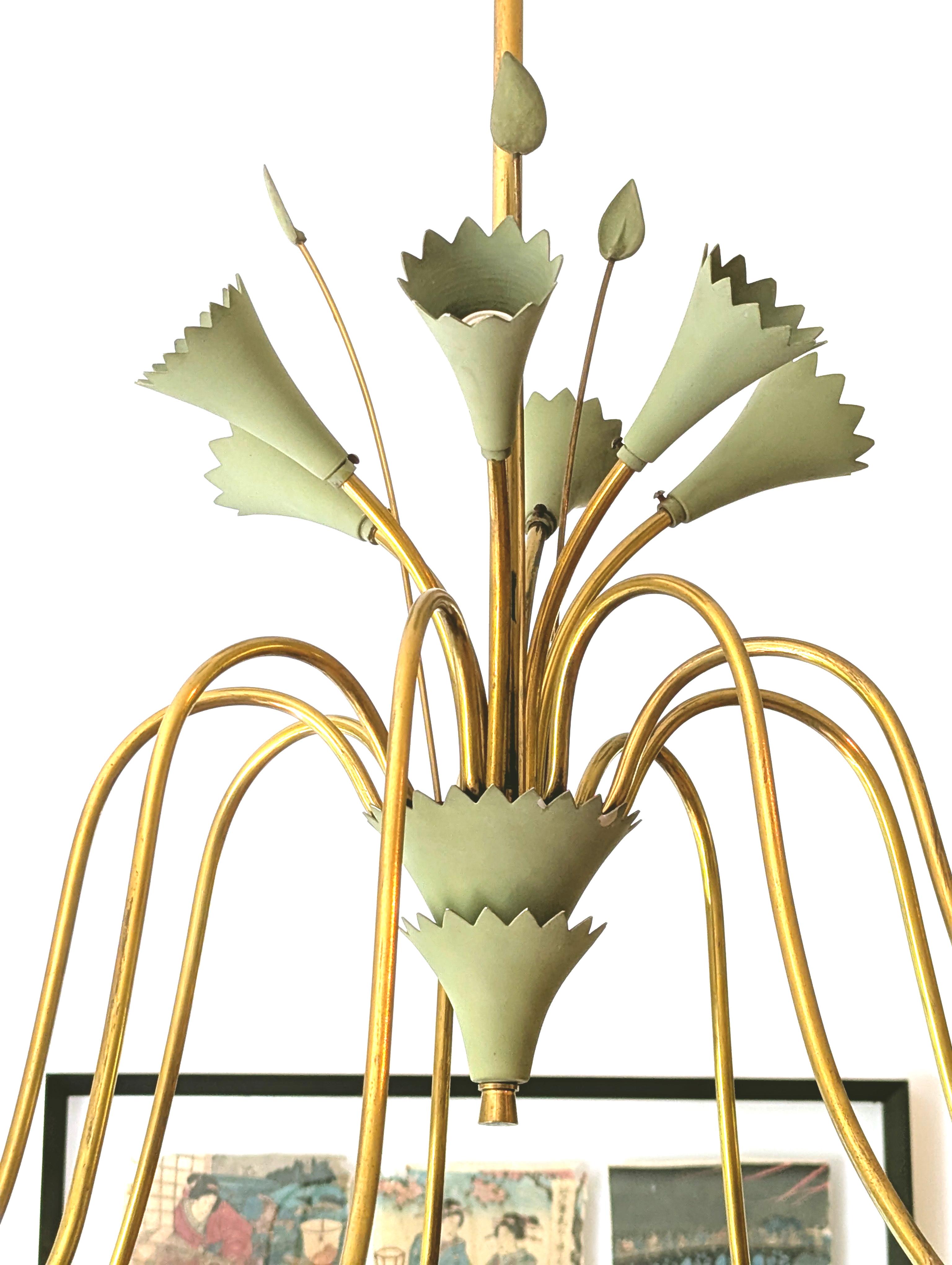 Lustre à 15 lumières fabriqué en Italie dans les années 50.
Structure en laiton plié et douille en aluminium aigue-marine, typique des années 50.
Le lustre a un fort impact décoratif, idéal pour les environnements modernes mais aussi plus