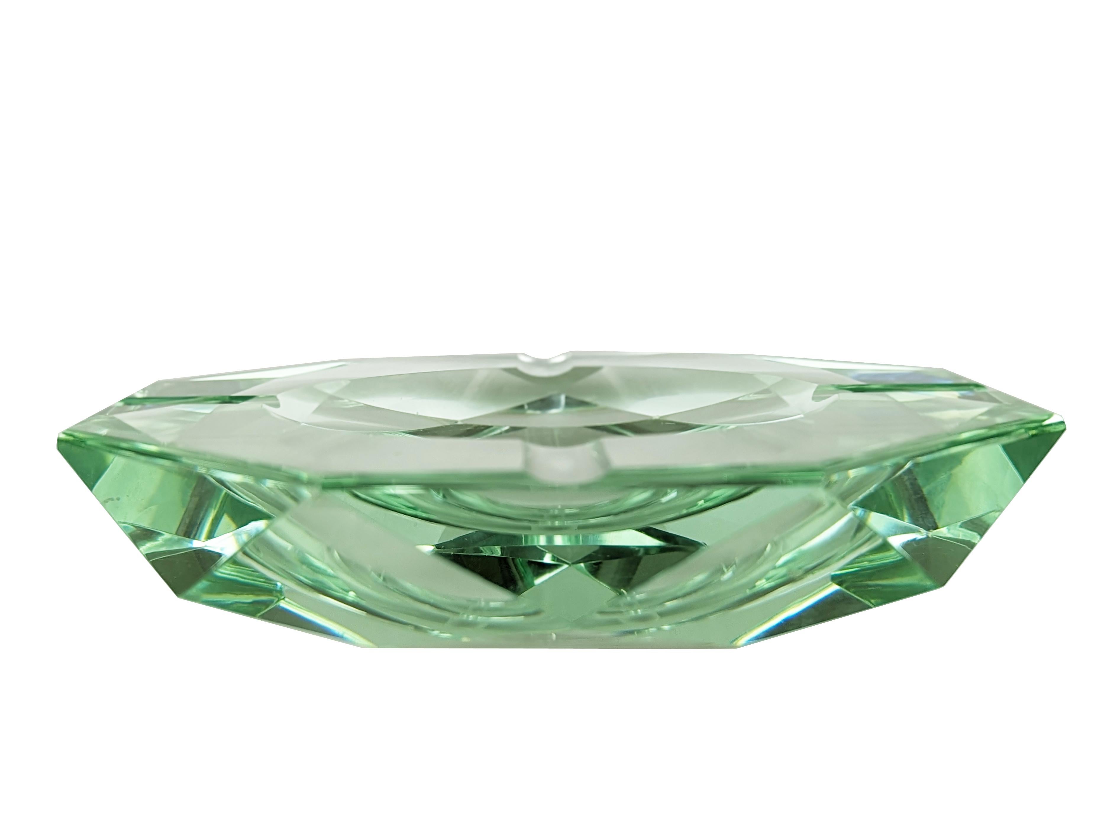 elegant ashtray in cut and faceted crystal. Very good condition: one very small imperfection as shown in the photo.