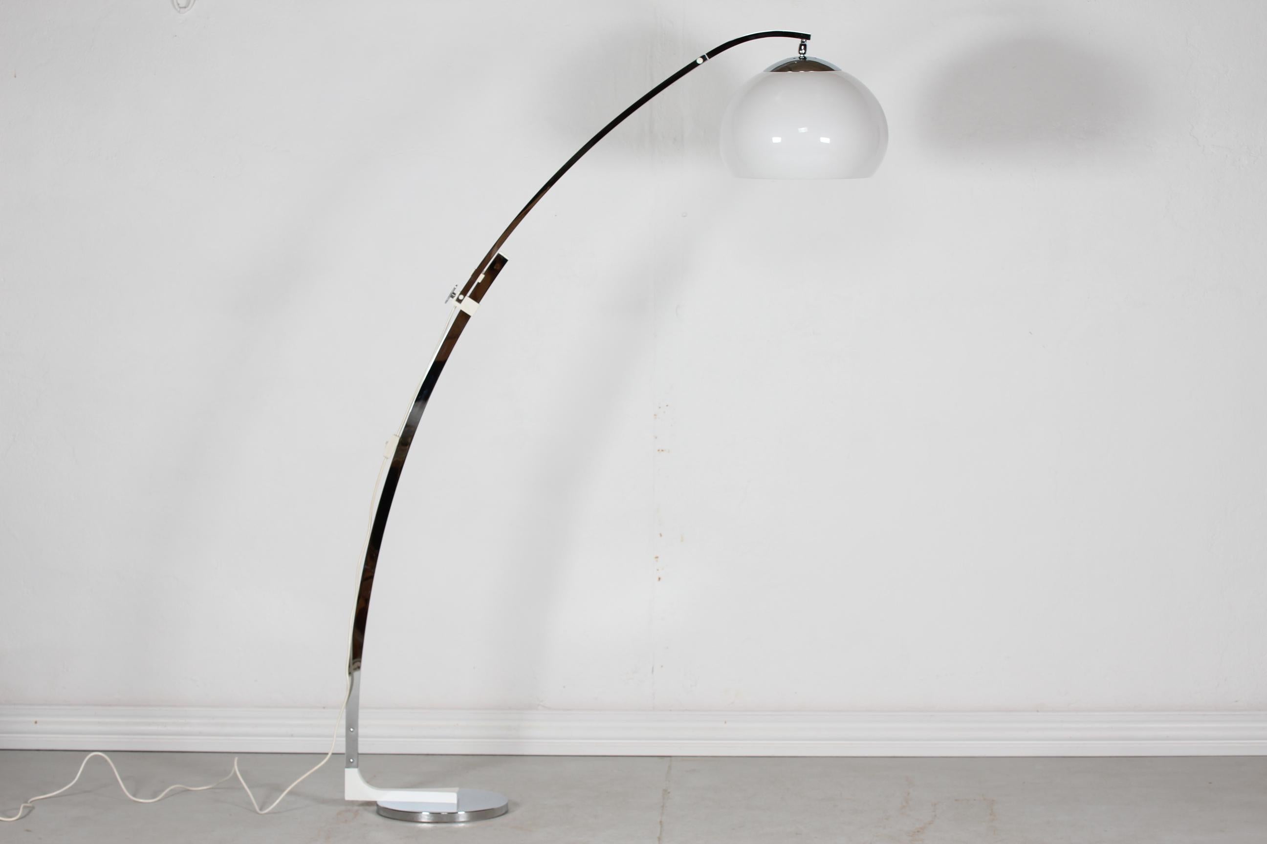 Tall Italian floor lamp by Goffredo Reggiani made for studio Reggiani in Italy in the 1960´s.

The bow shaped floor lamp has a long height adjustable arm made of chromium-plated metal and metal with white lacquer. 
The shade is made of white