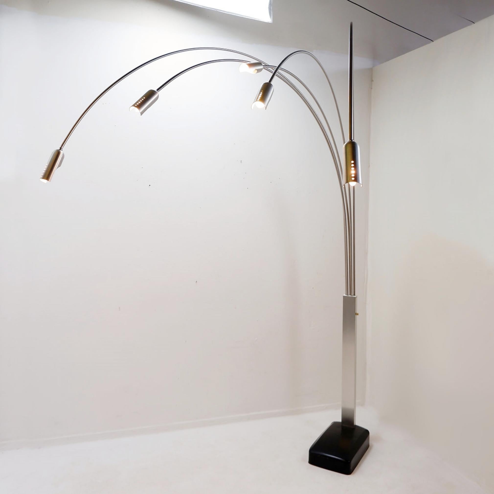 Design italiano - Decorazione - Vintage 1970
Dimensioni:
Altezza: 220 cm
Larghezza (regolabile): +/- 200 cm
Base in metallo: 25 x 45 cm
Questa grande lampada da terra italiana ad arco è un vero e proprio pezzo forte in qualsiasi ambiente, sia esso