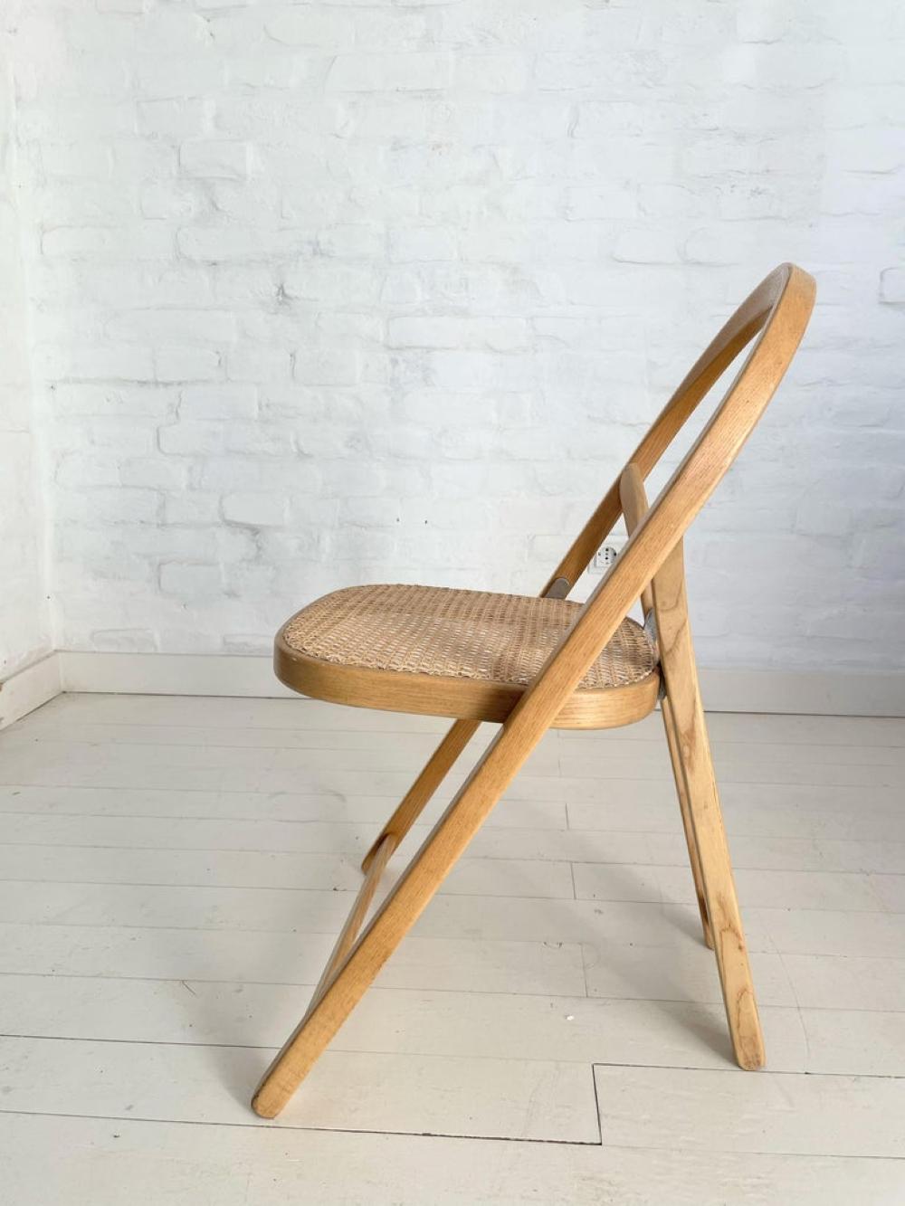 Dieser original italienische Klappstuhl, der in den 1970er Jahren von Gigi Sabadin für Crassevig entworfen wurde, ist ein echter Designklassiker. Das Gestell ist aus dampfgebogenem, massivem Eschenholz gefertigt, während die geschwungene Sitzfläche