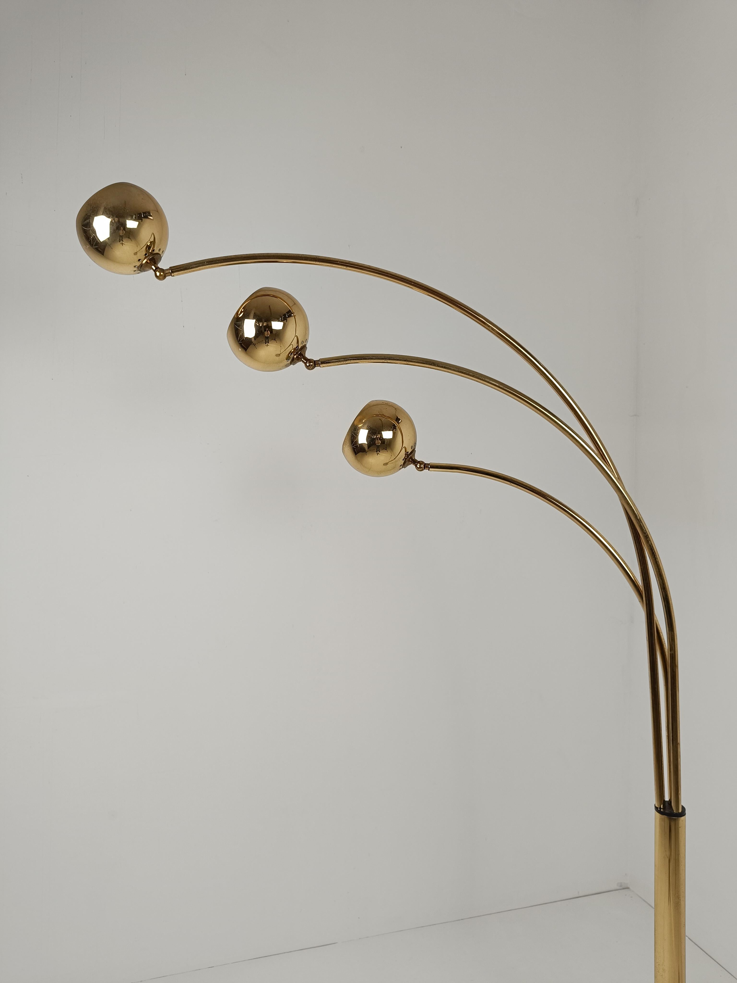 Italian Arch floor lamp in Gilded Metal and Marble attributable to Reggiani, 70s For Sale 4