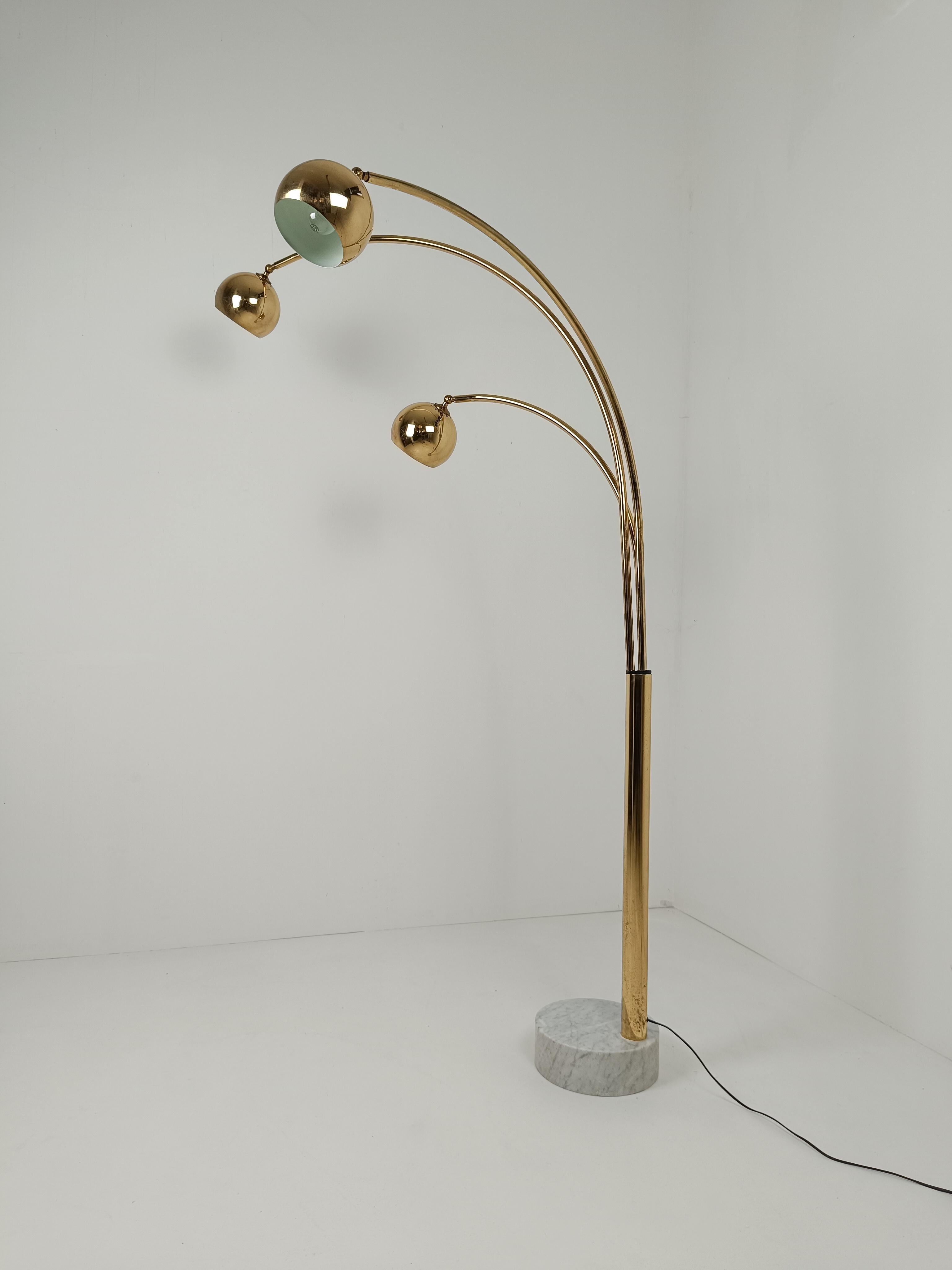 Italian Arch floor lamp in Gilded Metal and Marble attributable to Reggiani, 70s For Sale 7