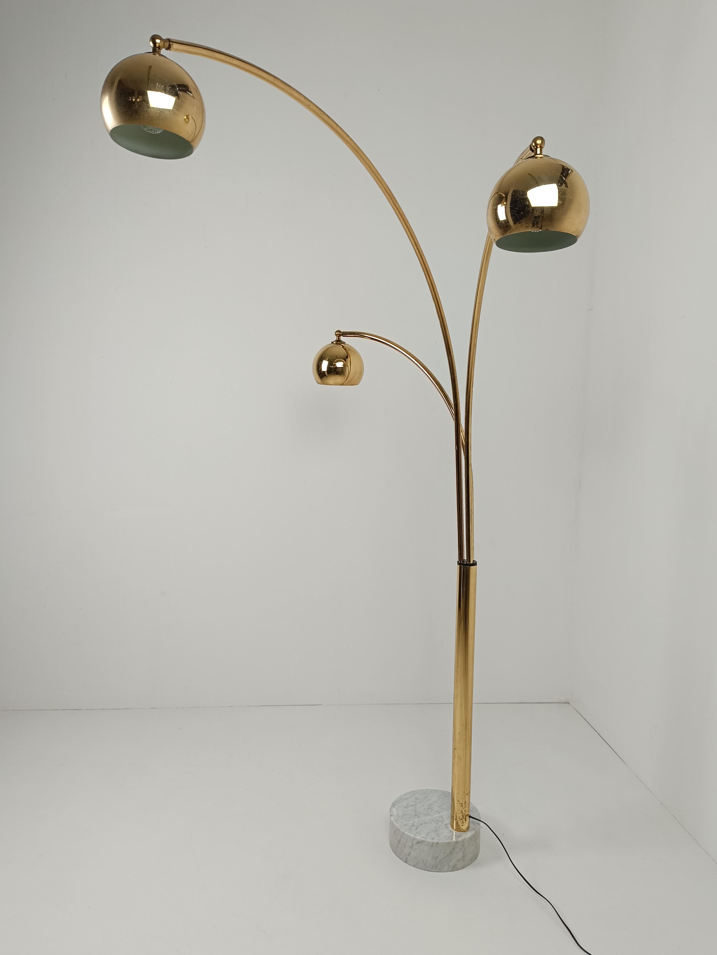 Italian Arch floor lamp in Gilded Metal and Marble attributable to Reggiani, 70s For Sale 10