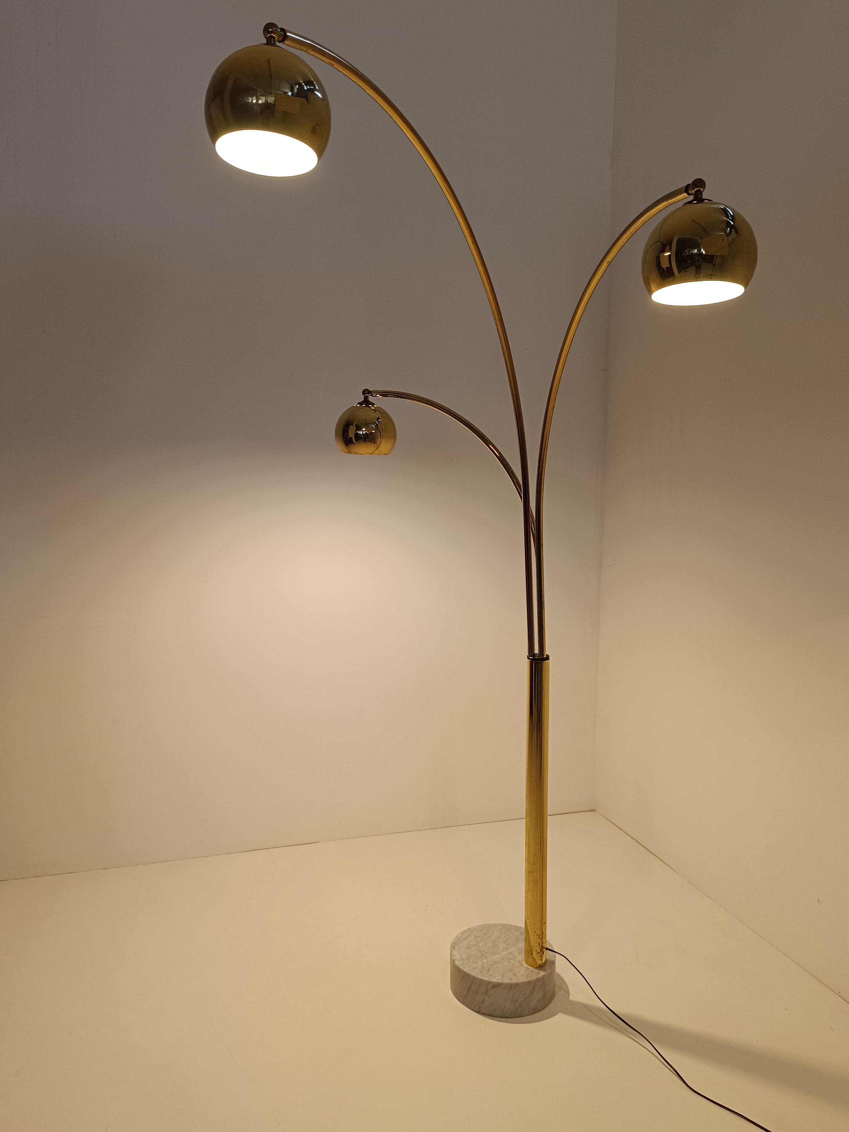 Italian Arch floor lamp in Gilded Metal and Marble attributable to Reggiani, 70s For Sale 11