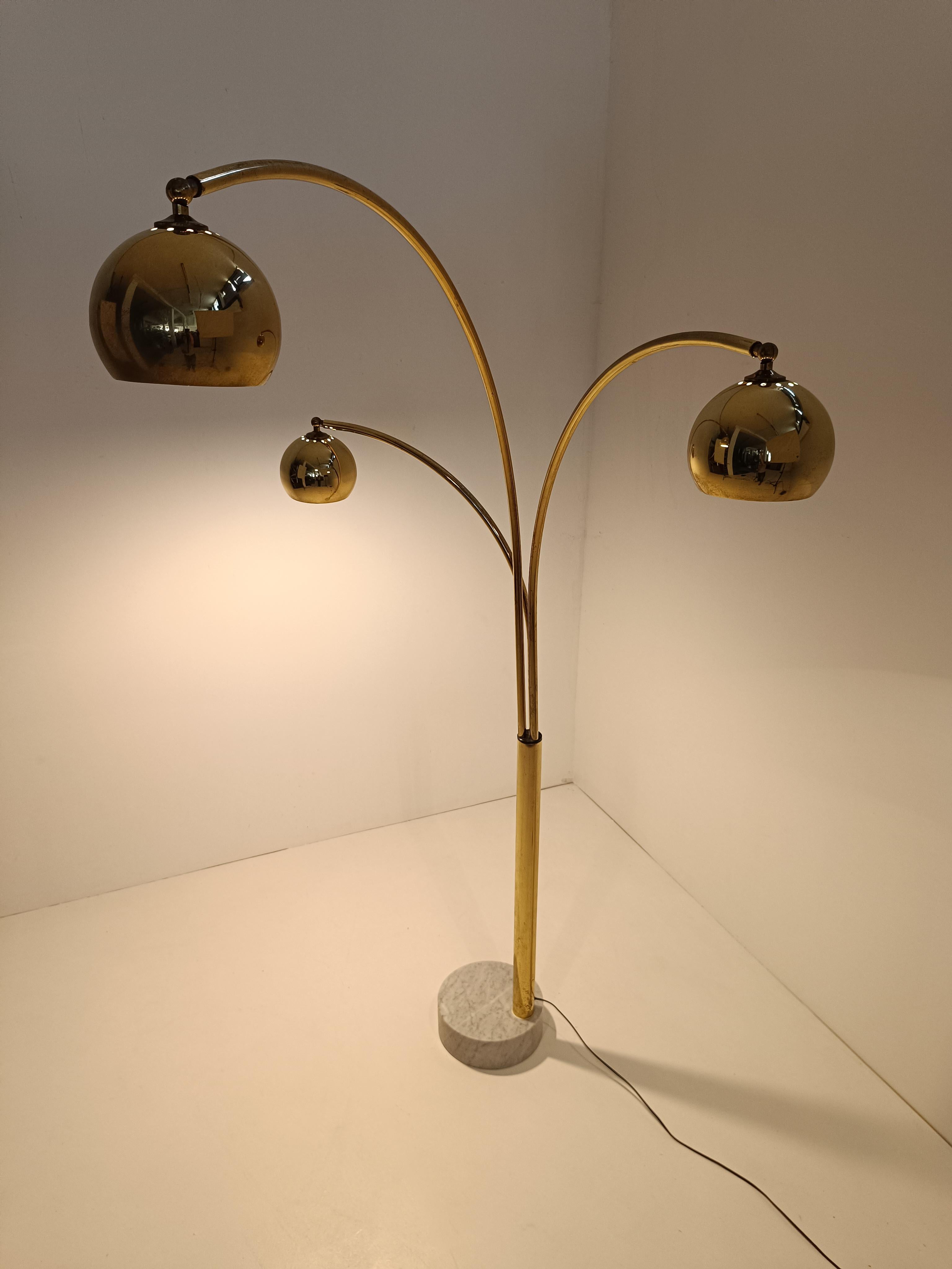 Italian Arch floor lamp in Gilded Metal and Marble attributable to Reggiani, 70s For Sale 12
