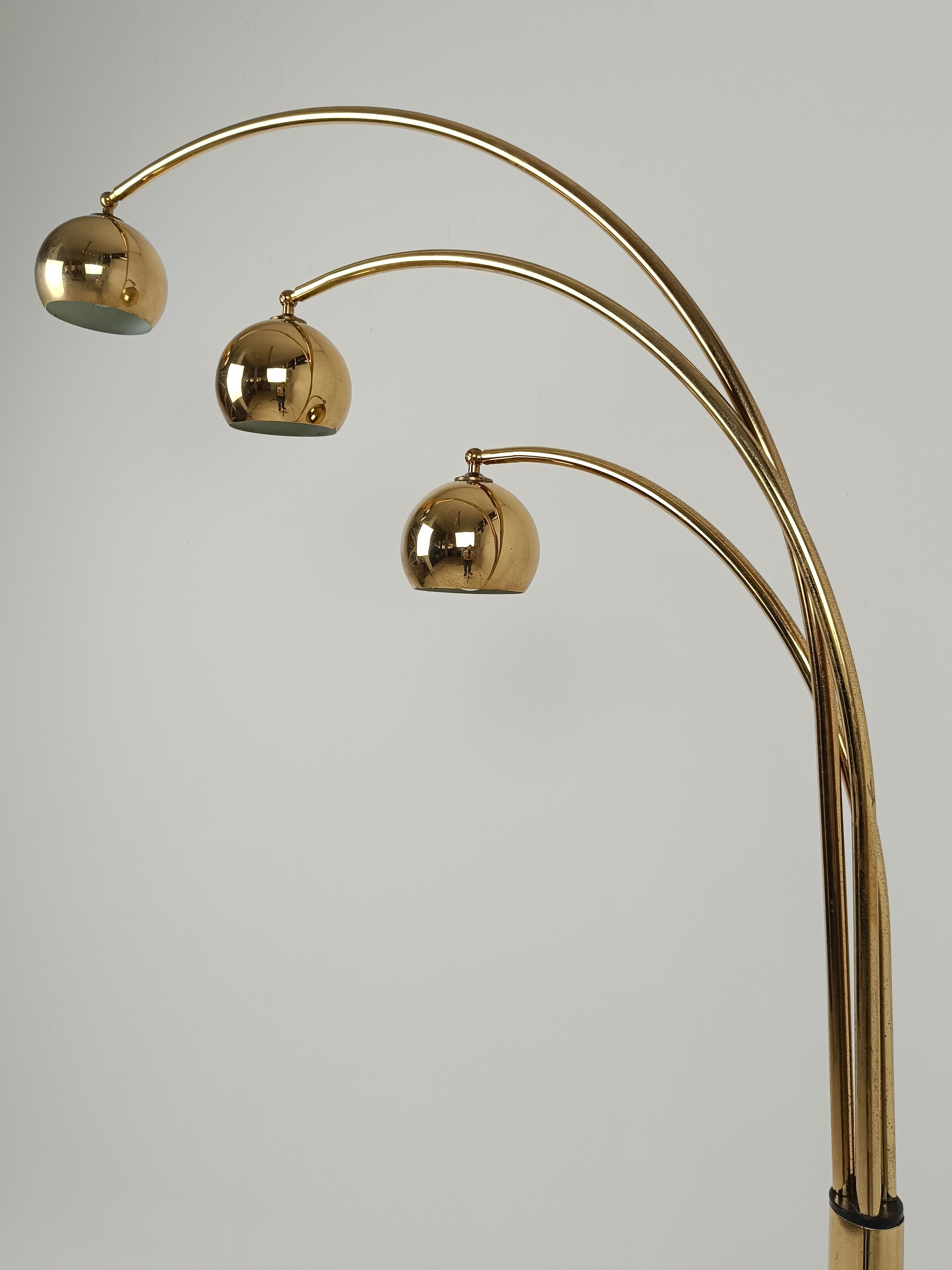 A floor lamp made in Italy between the 70s with a shape that recalls the archetype of the Italian lamp in the world 