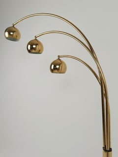 Italian Arch floor lamp in Gilded Metal and Marble attributable to Reggiani, 70s