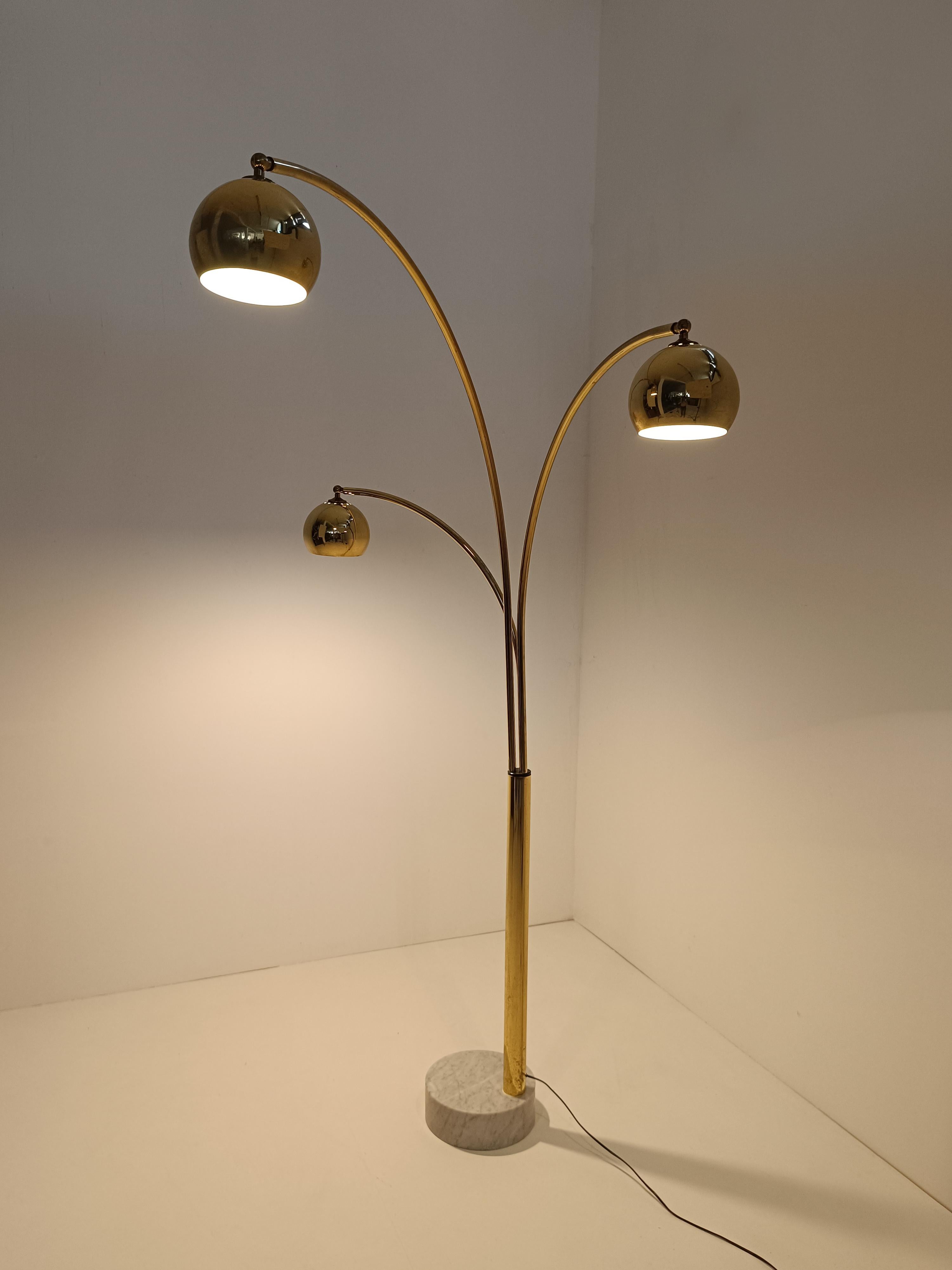 Italian Arch floor lamp in Gilded Metal and Marble attributable to Reggiani, 70s For Sale 14