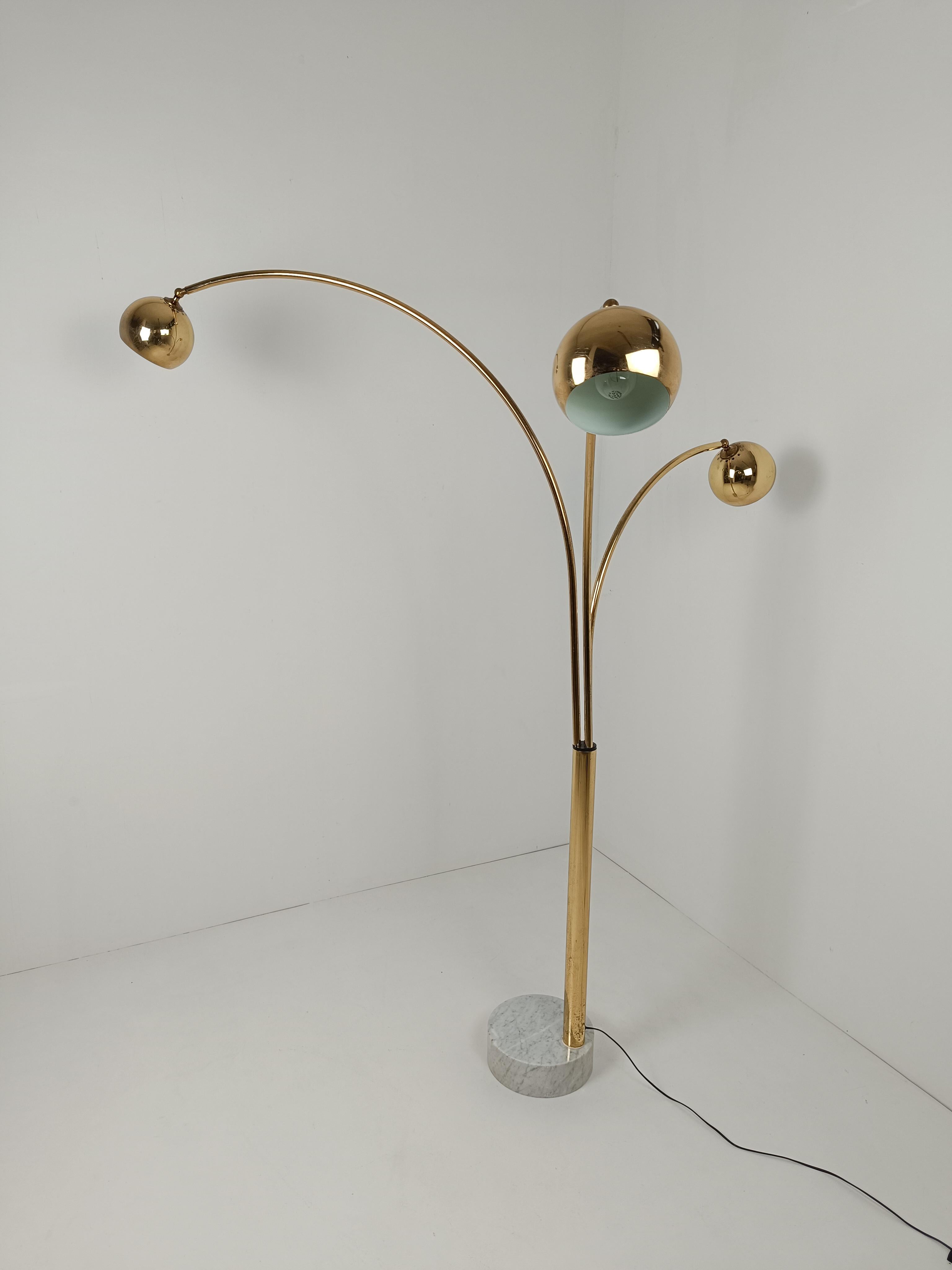 Plated Italian Arch floor lamp in Gilded Metal and Marble attributable to Reggiani, 70s For Sale