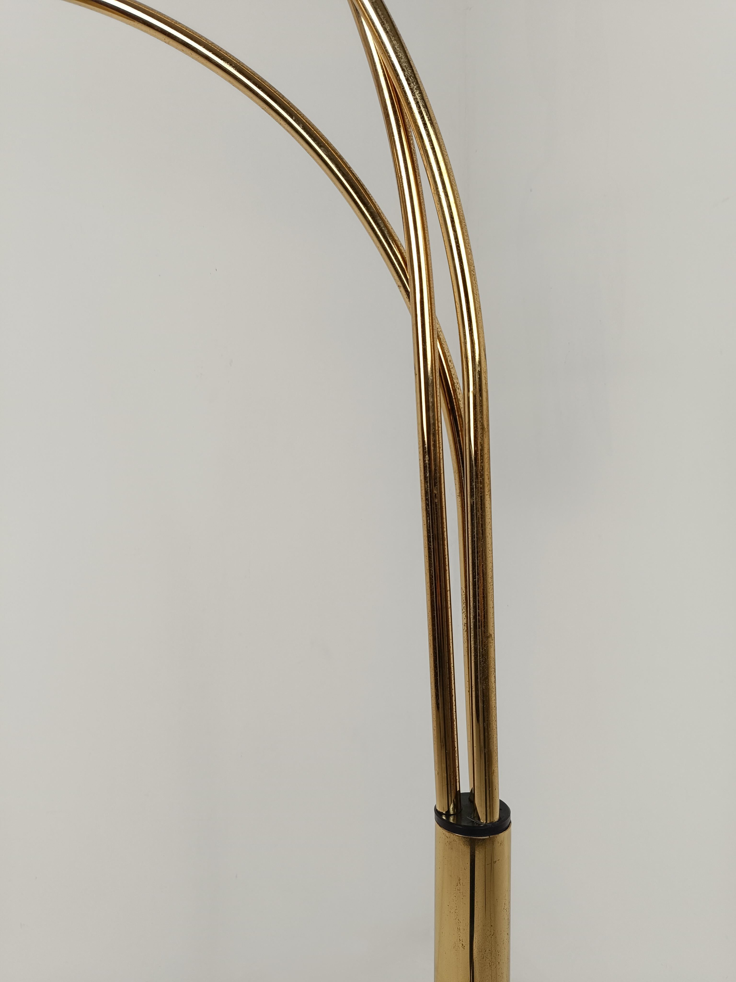 Italian Arch floor lamp in Gilded Metal and Marble attributable to Reggiani, 70s In Good Condition For Sale In Roma, IT