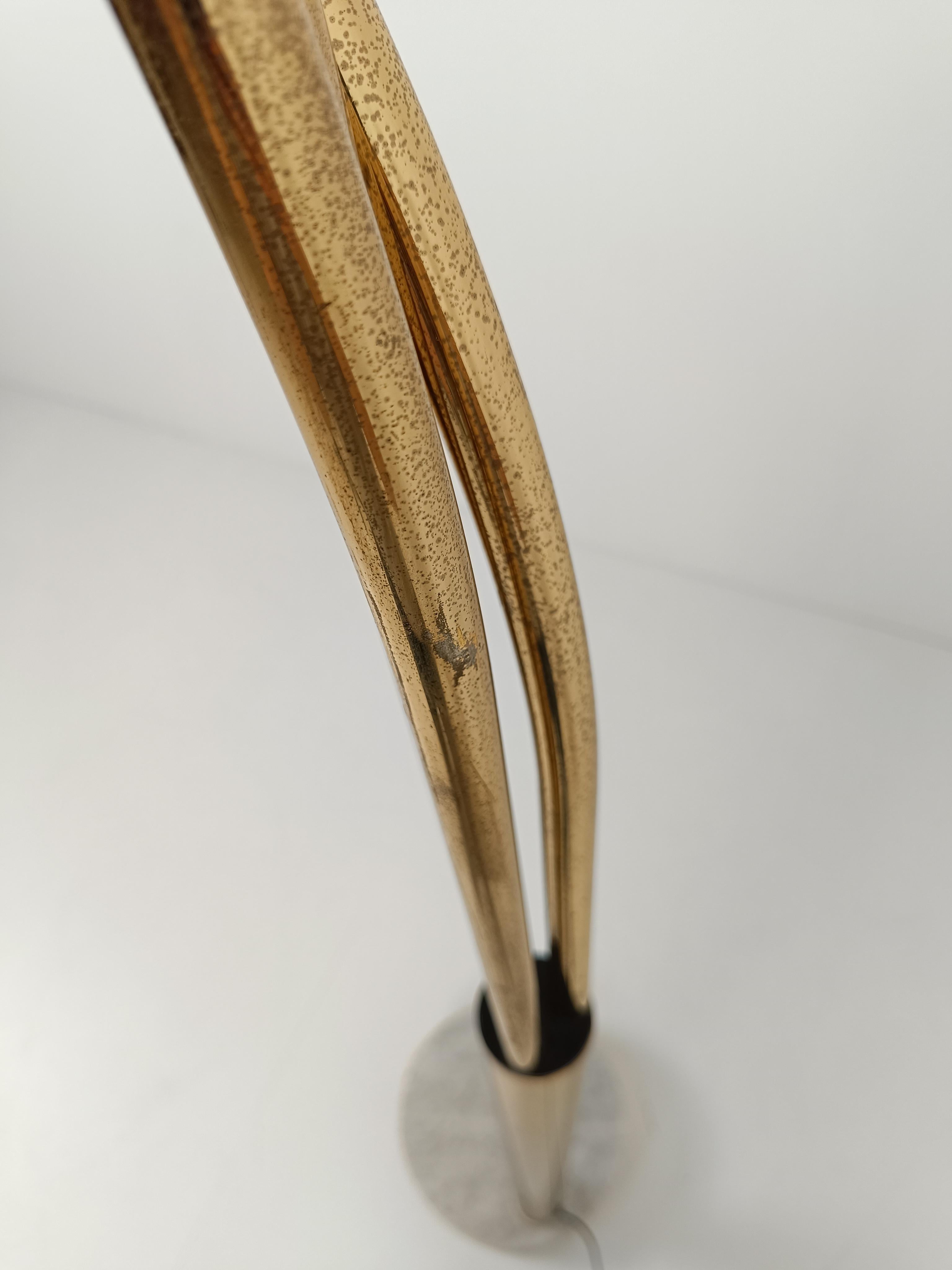 20th Century Italian Arch floor lamp in Gilded Metal and Marble attributable to Reggiani, 70s For Sale