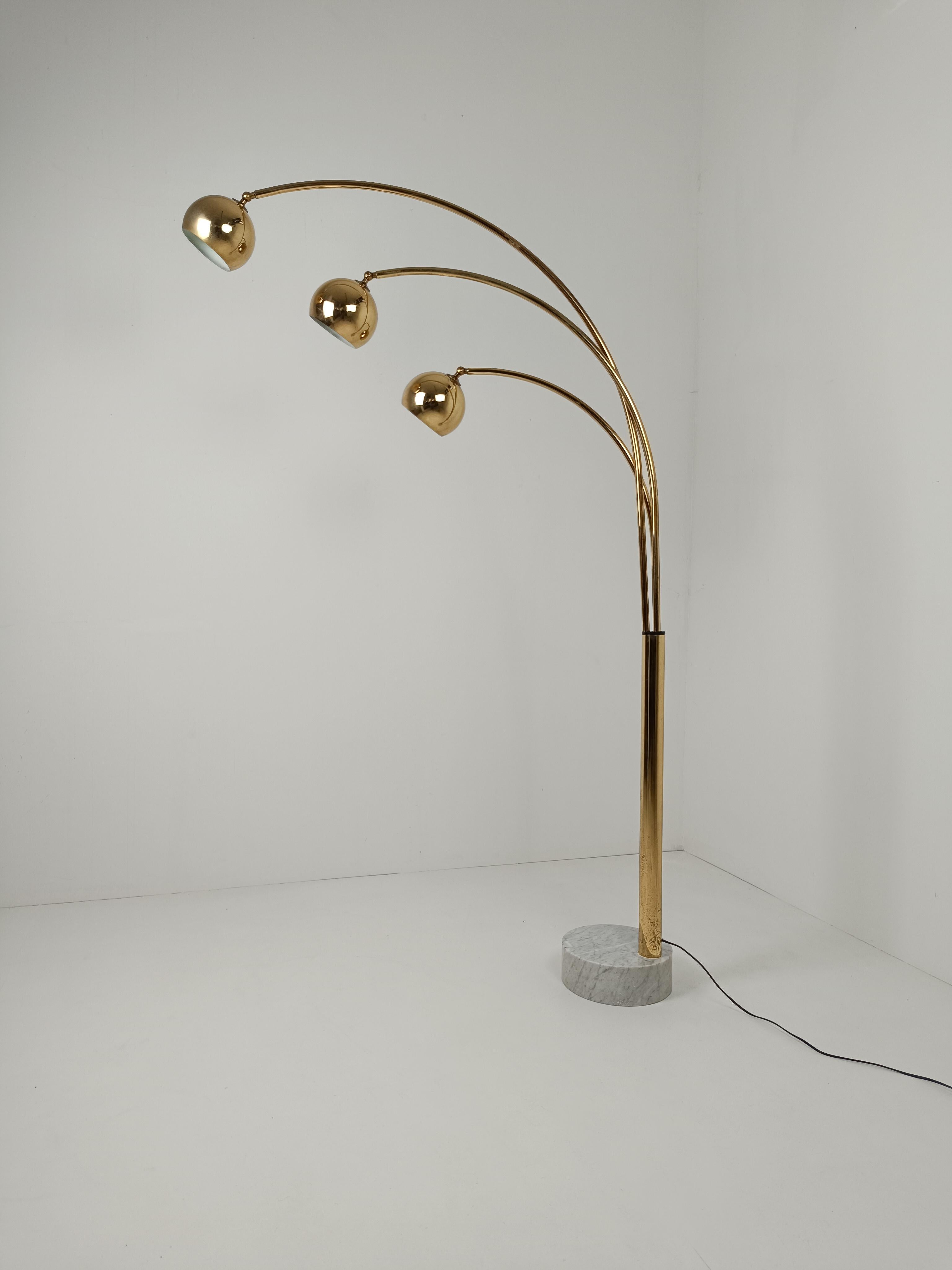 Italian Arch floor lamp in Gilded Metal and Marble attributable to Reggiani, 70s For Sale 1
