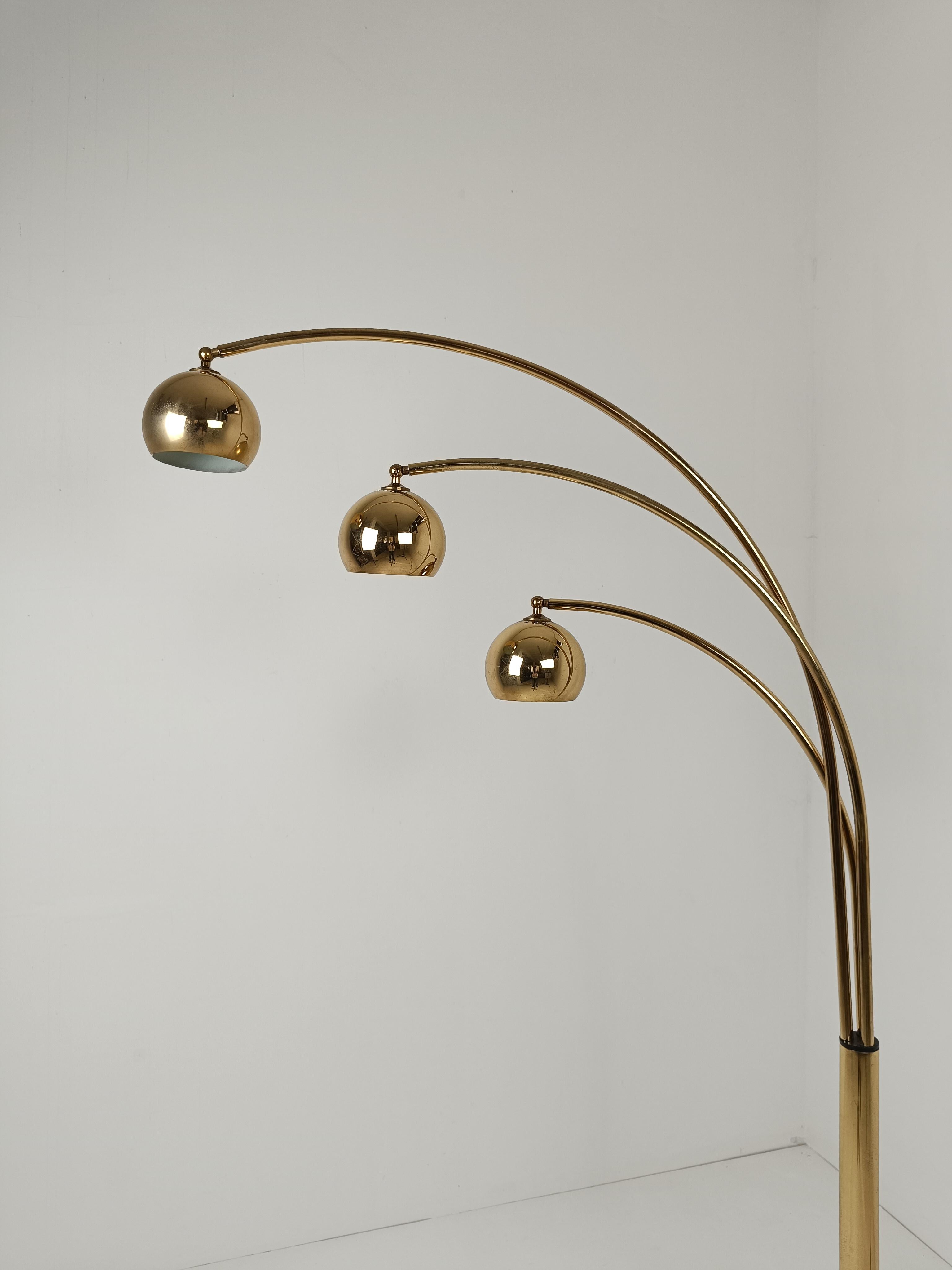 Italian Arch floor lamp in Gilded Metal and Marble attributable to Reggiani, 70s For Sale 2