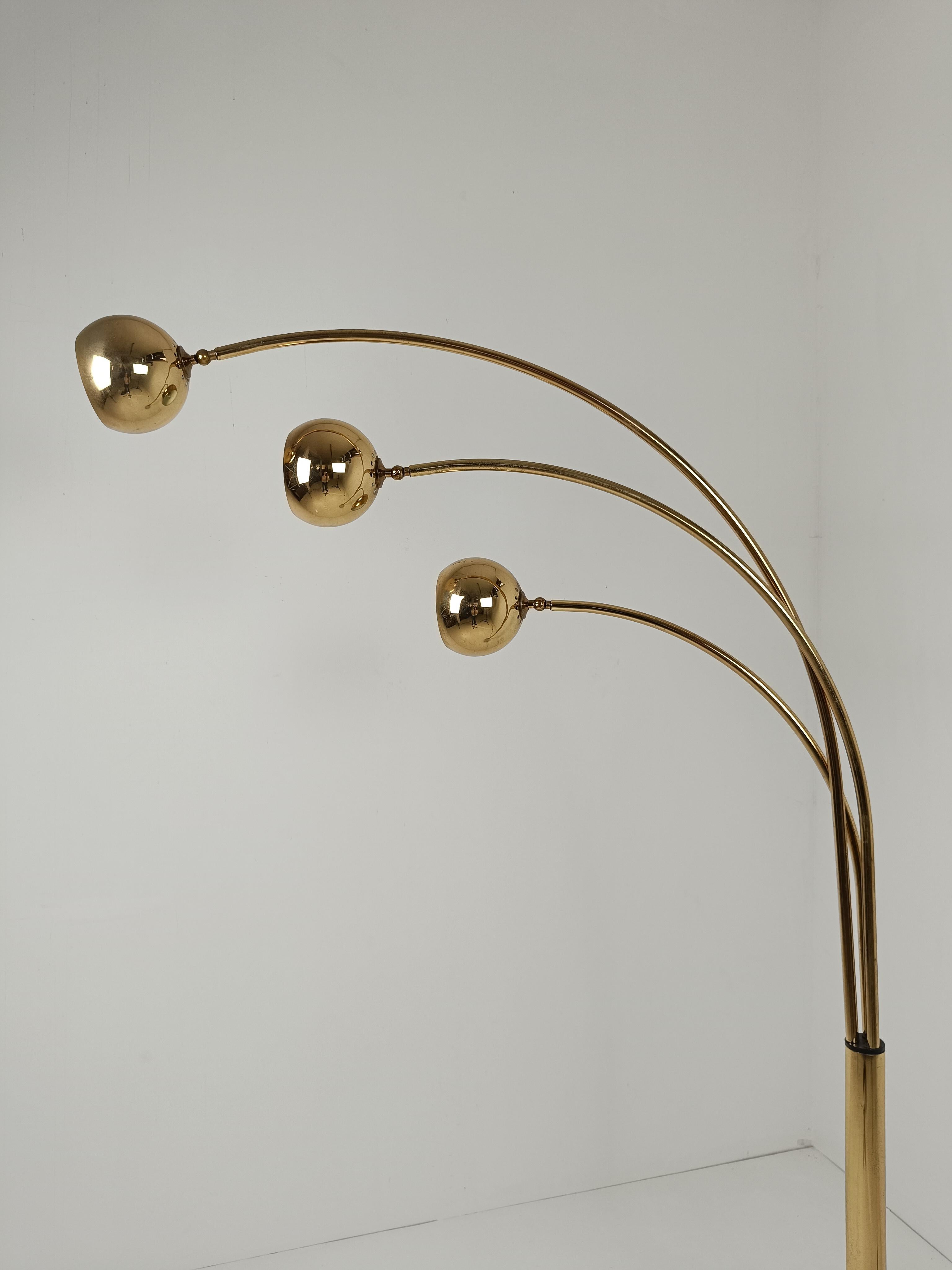 Italian Arch floor lamp in Gilded Metal and Marble attributable to Reggiani, 70s For Sale 3